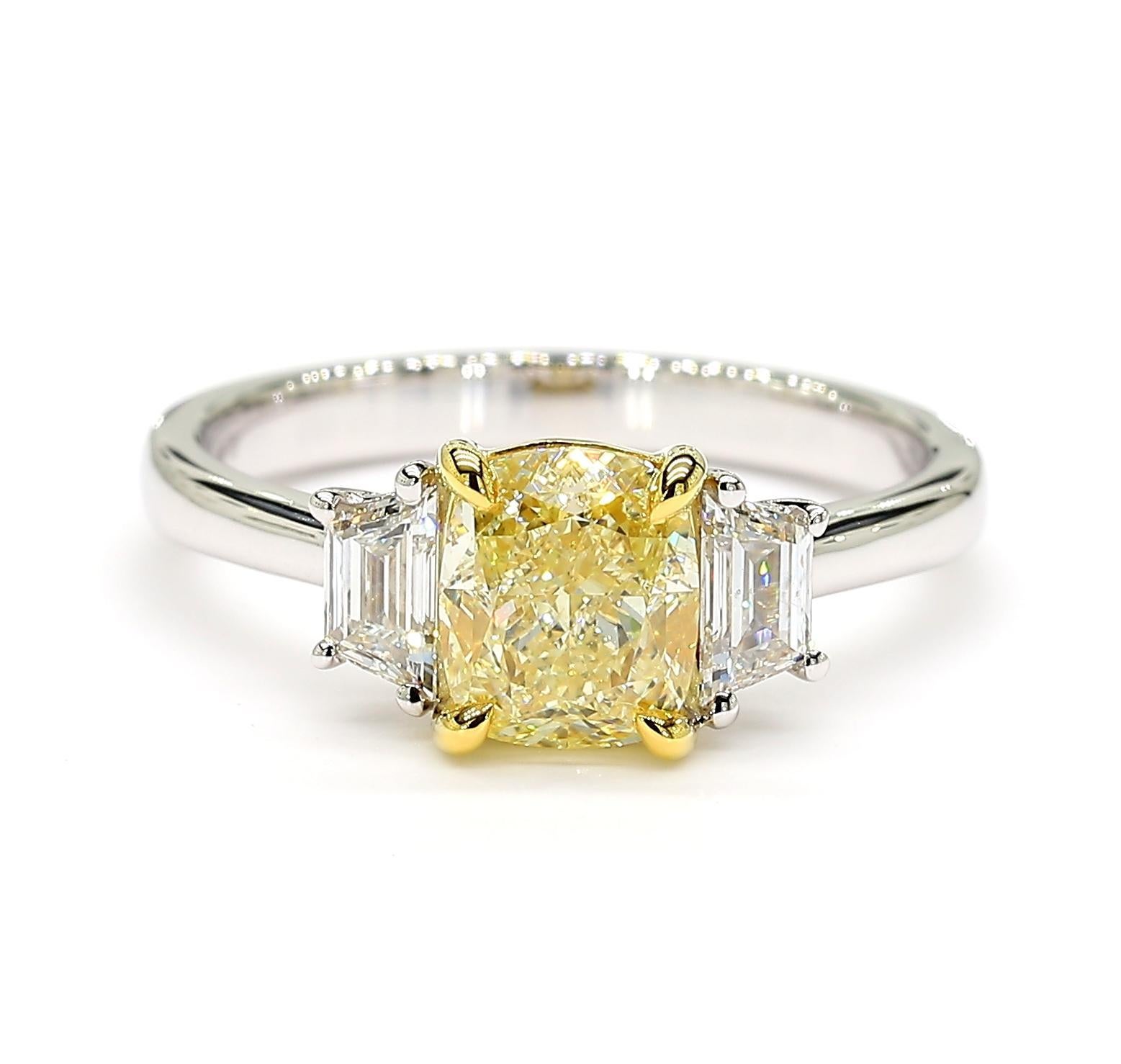 Contemporain Bague cocktail en or jaune naturel certifié GIA avec diamant coussin de 1.92 carats poids total en vente