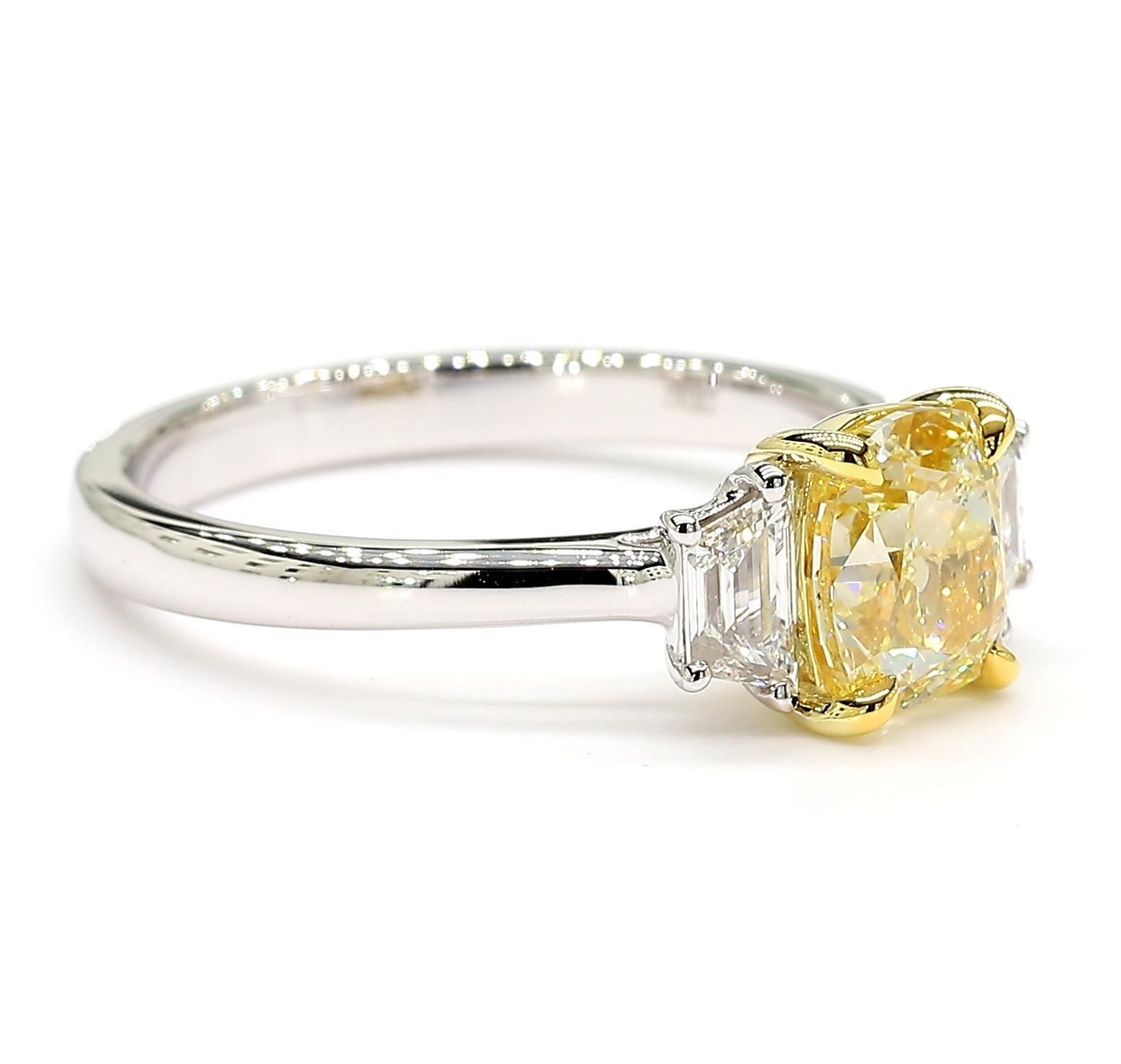 Taille coussin Bague cocktail en or jaune naturel certifié GIA avec diamant coussin de 1.92 carats poids total en vente