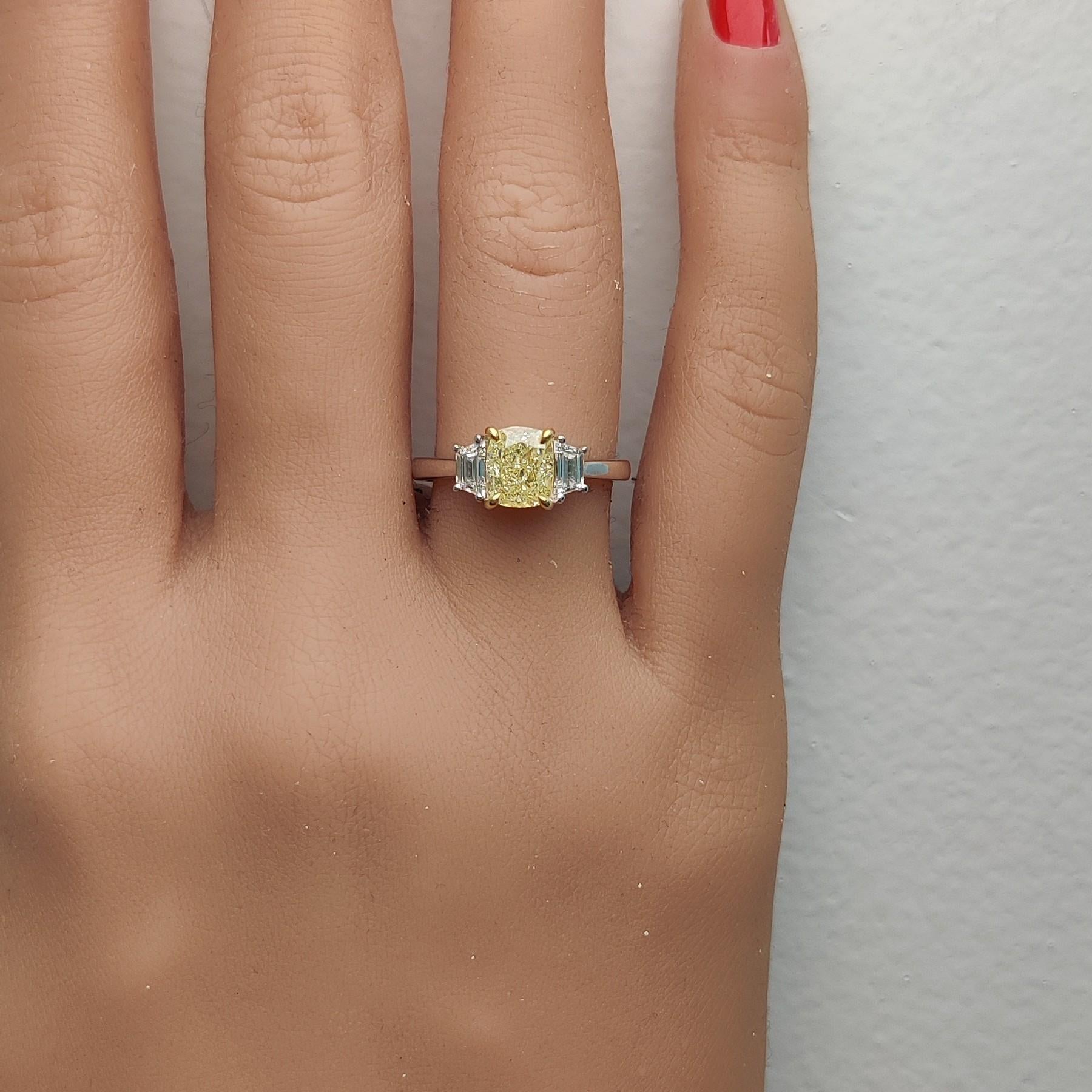 Bague cocktail en or jaune naturel certifié GIA avec diamant coussin de 1.92 carats poids total Neuf - En vente à New York, NY