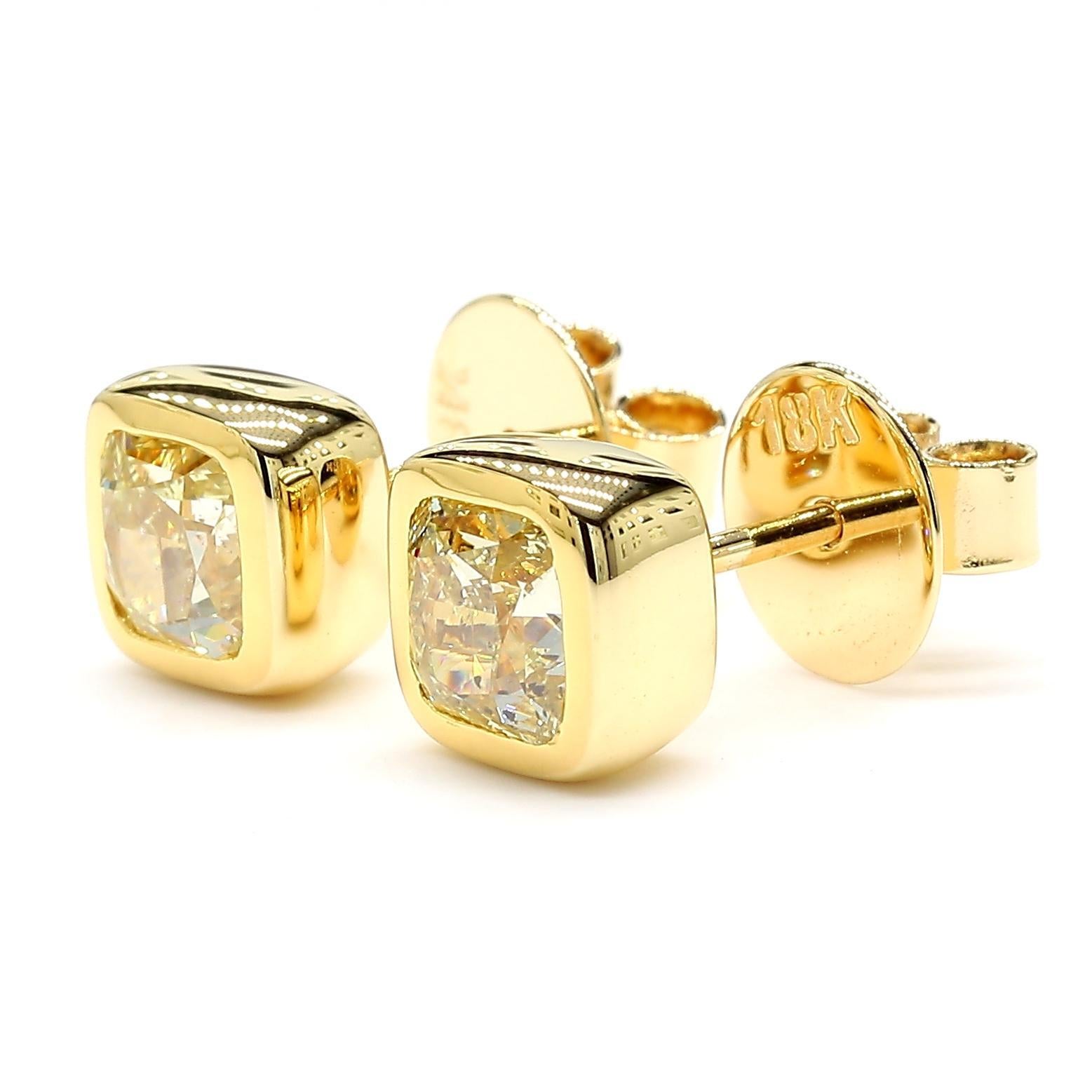 I bellissimi orecchini di diamanti certificati GIA di RareGemworld. Montato in una splendida montatura in oro giallo 18K con diamanti naturali gialli taglio cuscino. Questi orecchini sono garantiti per stupire e arricchire la tua collezione