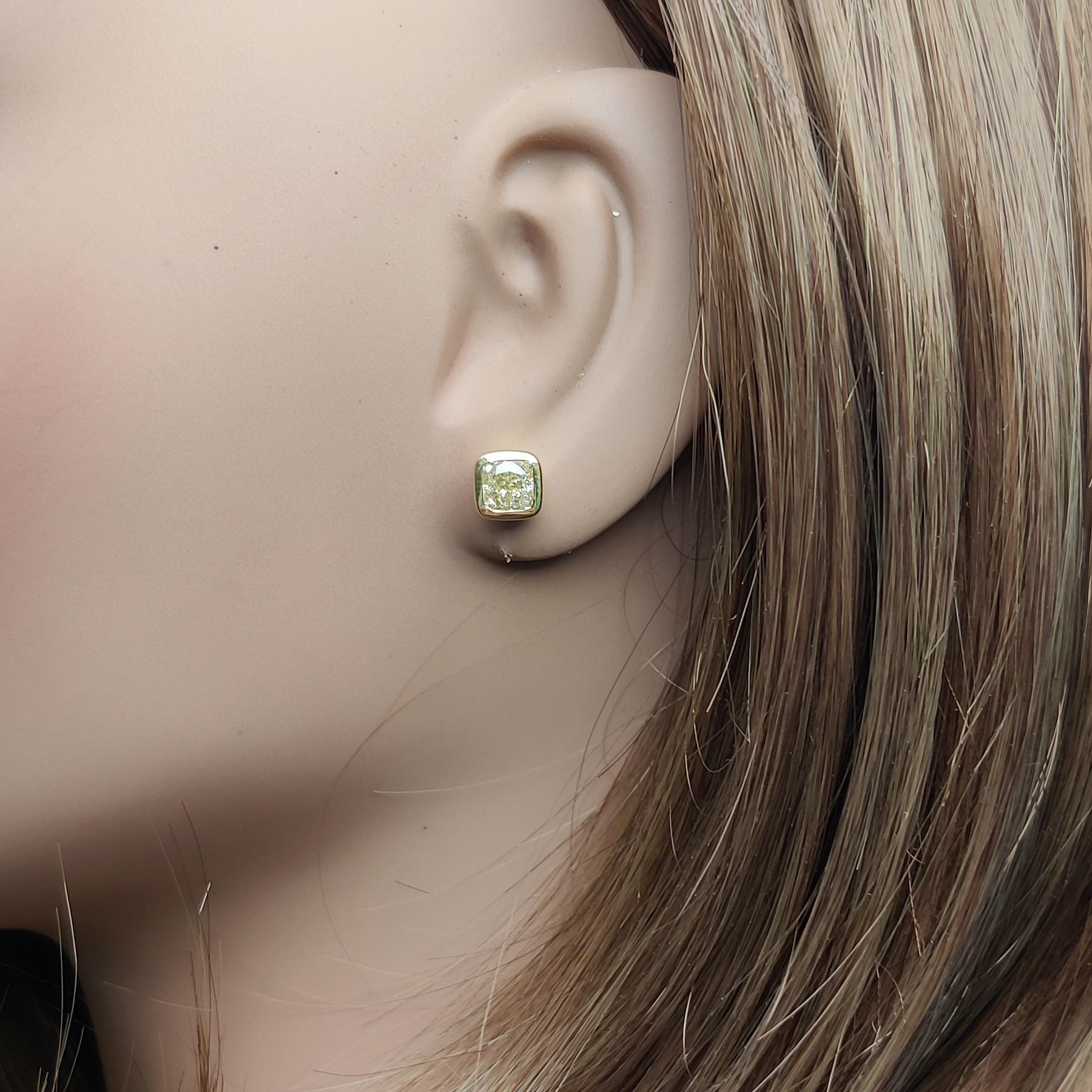 Orecchini con perno in oro con diamante giallo naturale certificato GIA da 2.00 carati TW In condizioni Nuovo in vendita a New York, NY