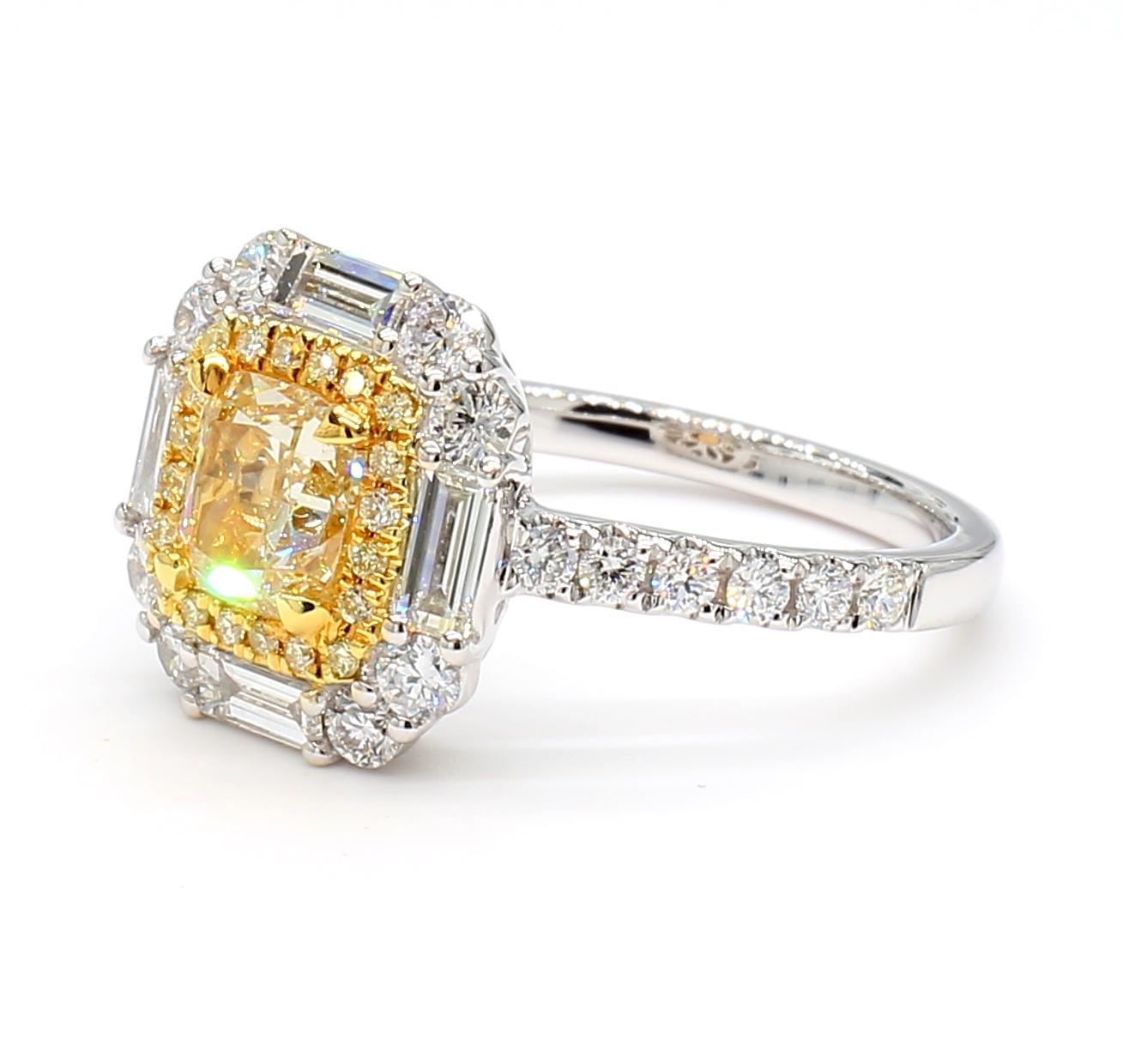 La magnifique bague en diamant certifiée GIA de Raregemworld. Monté dans une belle monture en or jaune et blanc 18 carats avec un diamant jaune naturel de taille coussin. Le diamant jaune est entouré de diamants blancs de taille baguette naturelle,