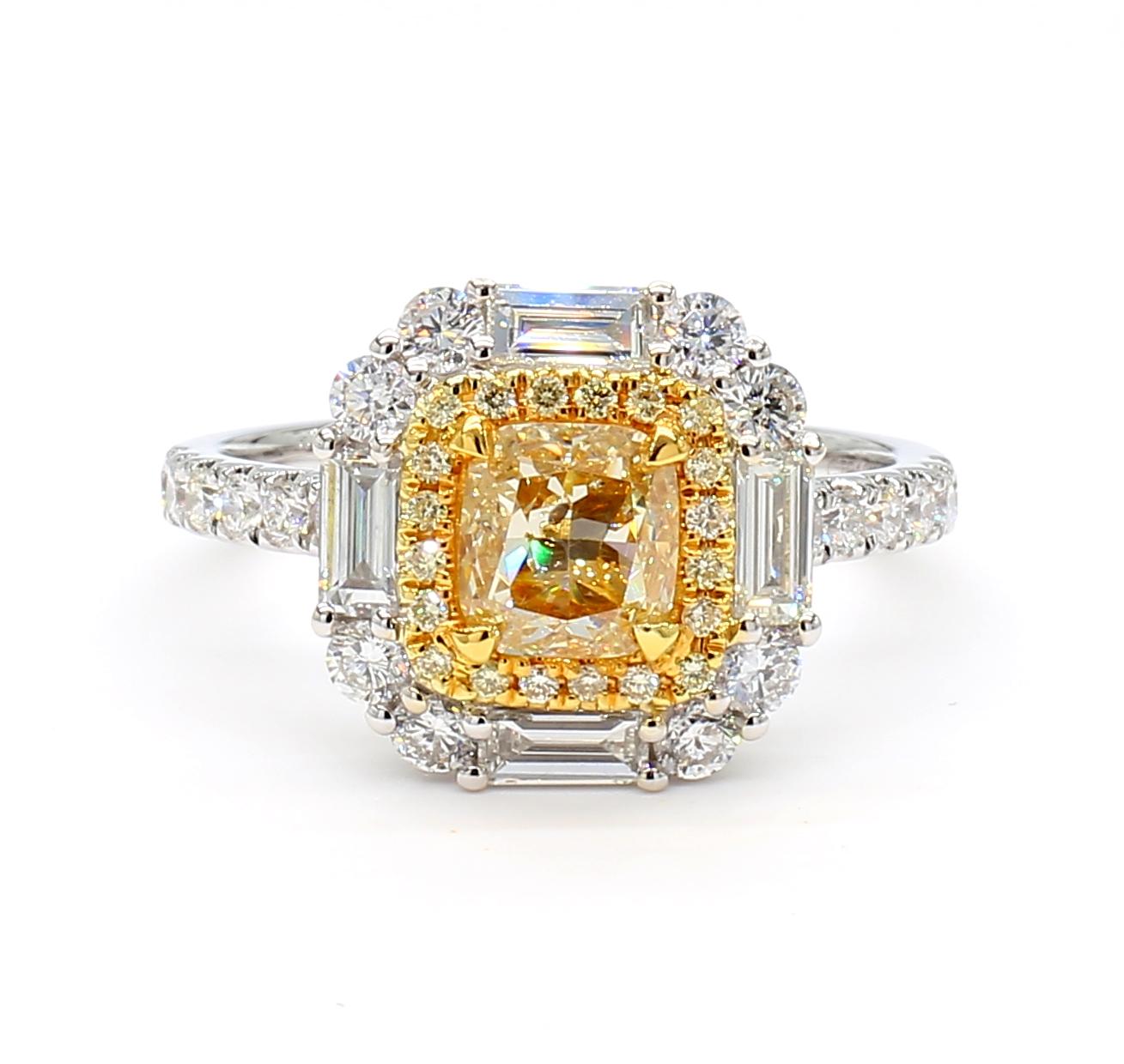Contemporain Bague cocktail en or jaune naturel certifié GIA avec diamant coussin de 2.02 carats poids total en vente