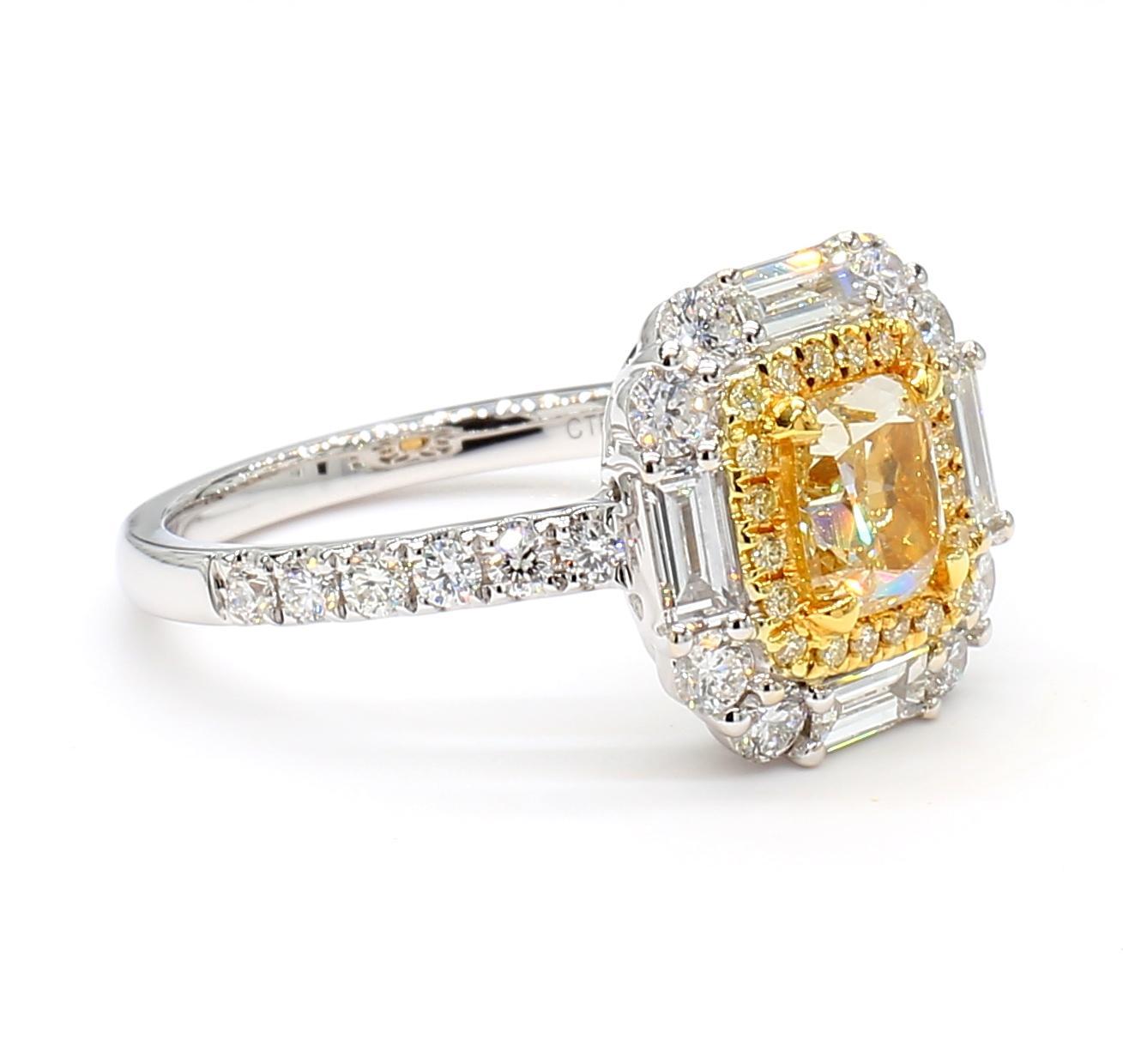 Taille coussin Bague cocktail en or jaune naturel certifié GIA avec diamant coussin de 2.02 carats poids total en vente