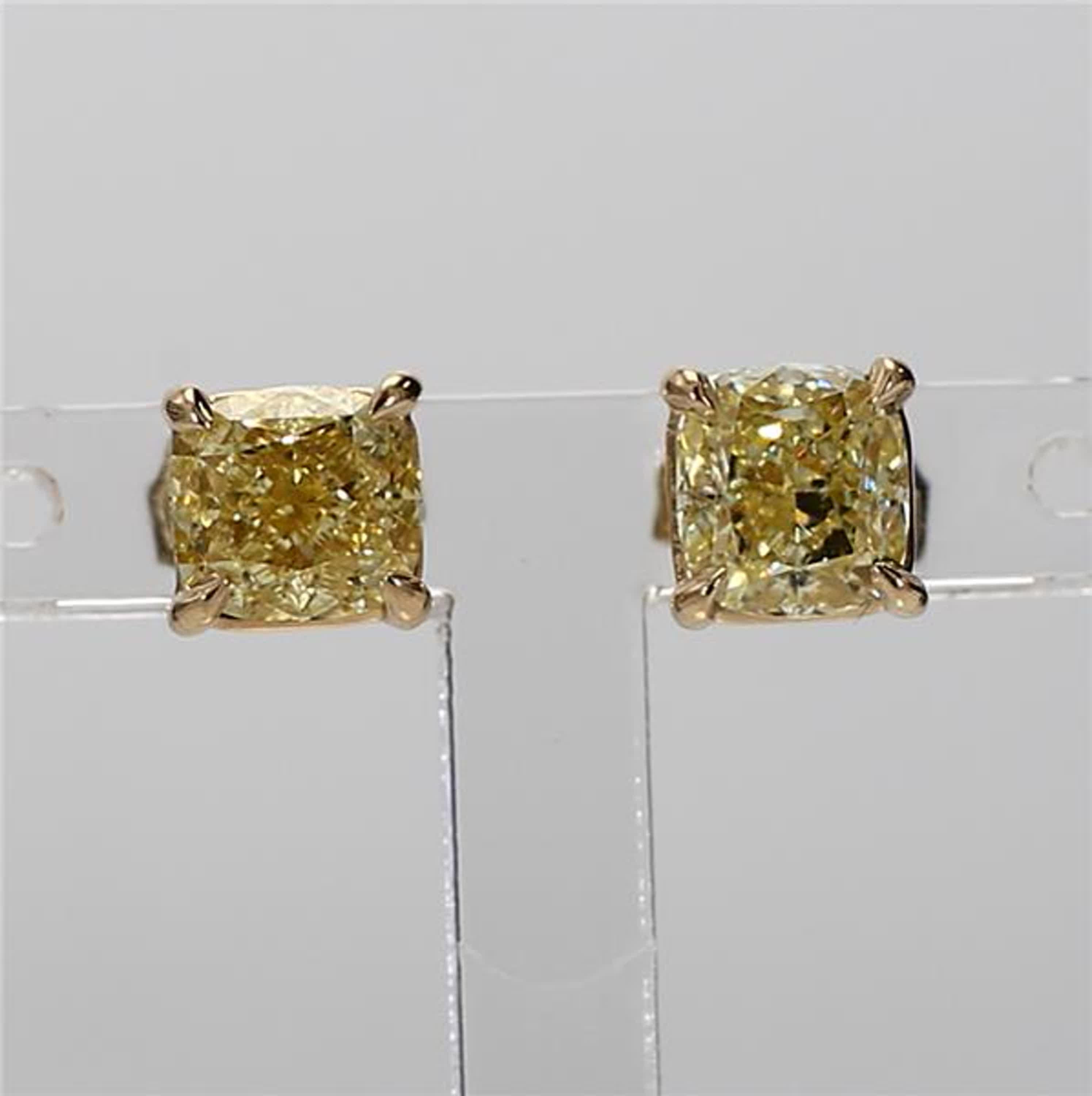 Les boucles d'oreilles classiques en diamant certifié GIA de Raregemworld. Monté dans une belle monture en or jaune 14 carats avec des diamants jaunes naturels de taille coussin. Ces boucles d'oreilles sont garanties pour impressionner et améliorer
