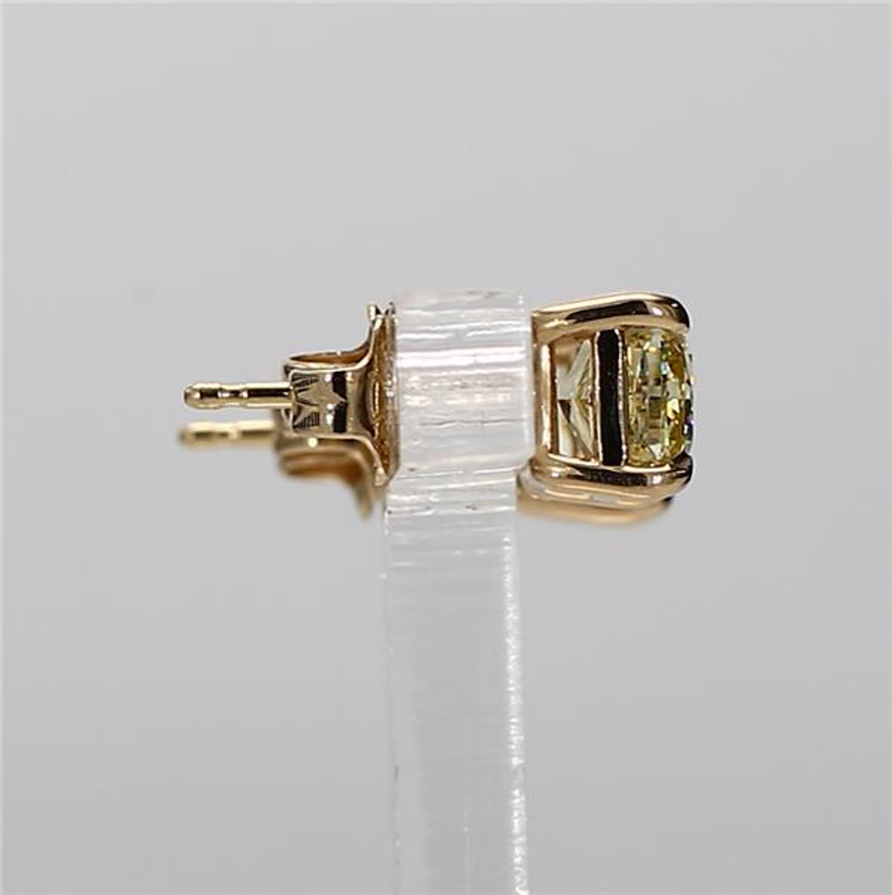 Boucles d'oreilles en or certifiées GIA avec diamant coussin de 2.04 carat TW Pour femmes en vente