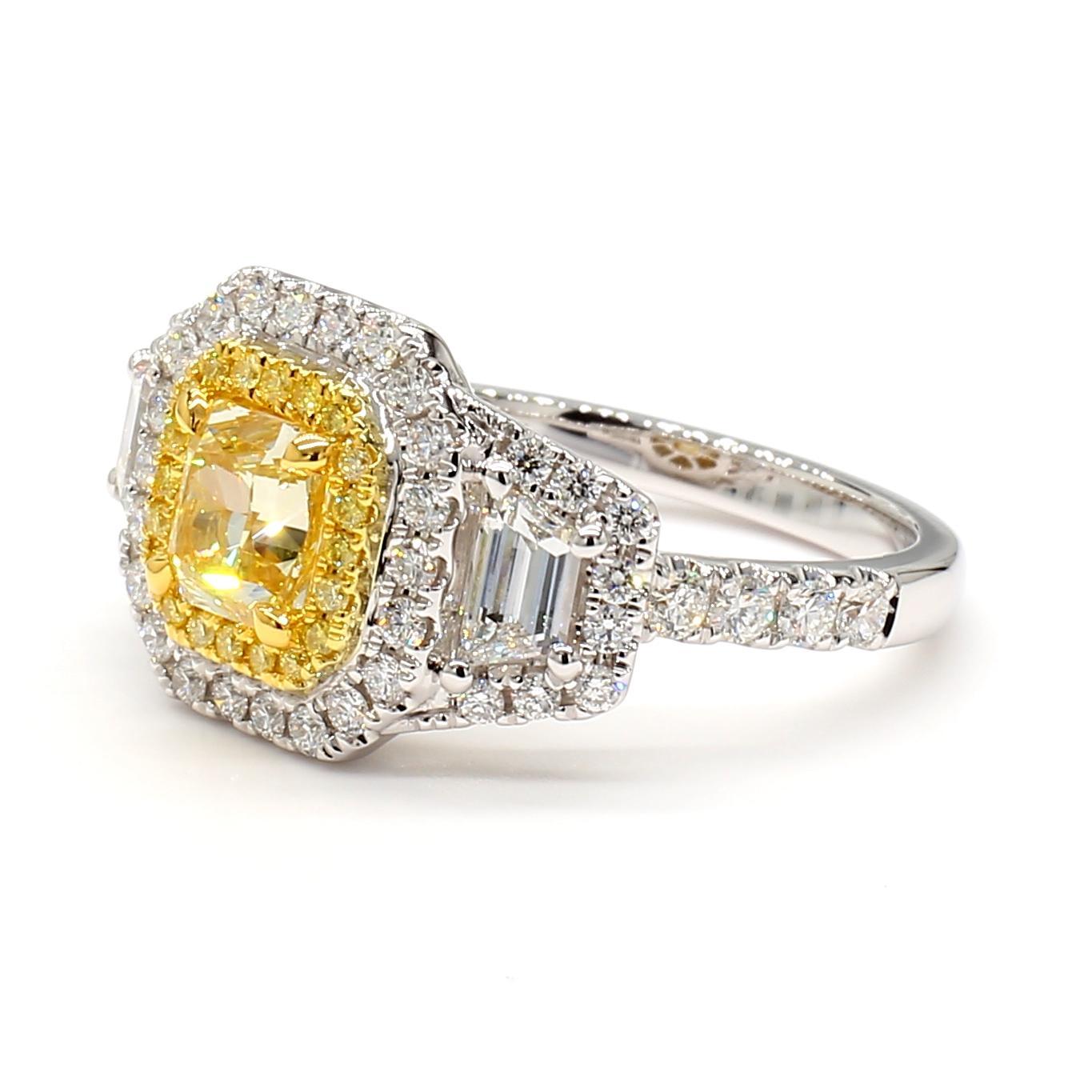 La magnifique bague en diamant de Raregemworld. Monté dans une belle monture en or jaune et blanc 18 carats avec un diamant jaune naturel de taille coussin. Le diamant jaune est entouré de diamants blancs naturels de taille trapézoïdale, d'une mêlée