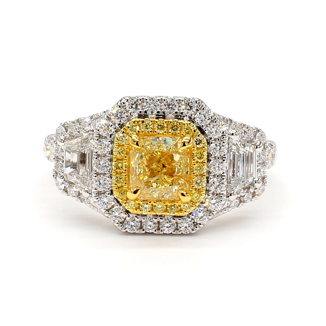 Contemporain Bague cocktail en or jaune naturel certifié GIA avec diamant coussin de 2.05 carats poids total en vente