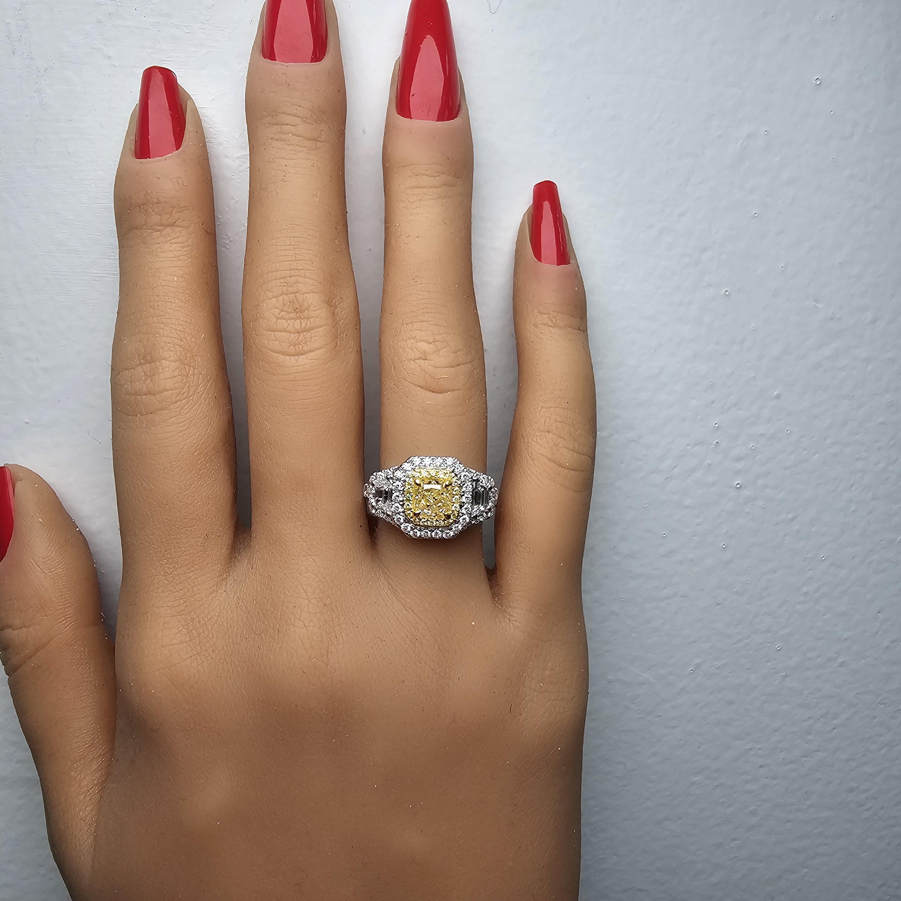Bague cocktail en or jaune naturel certifié GIA avec diamant coussin de 2.05 carats poids total Neuf - En vente à New York, NY