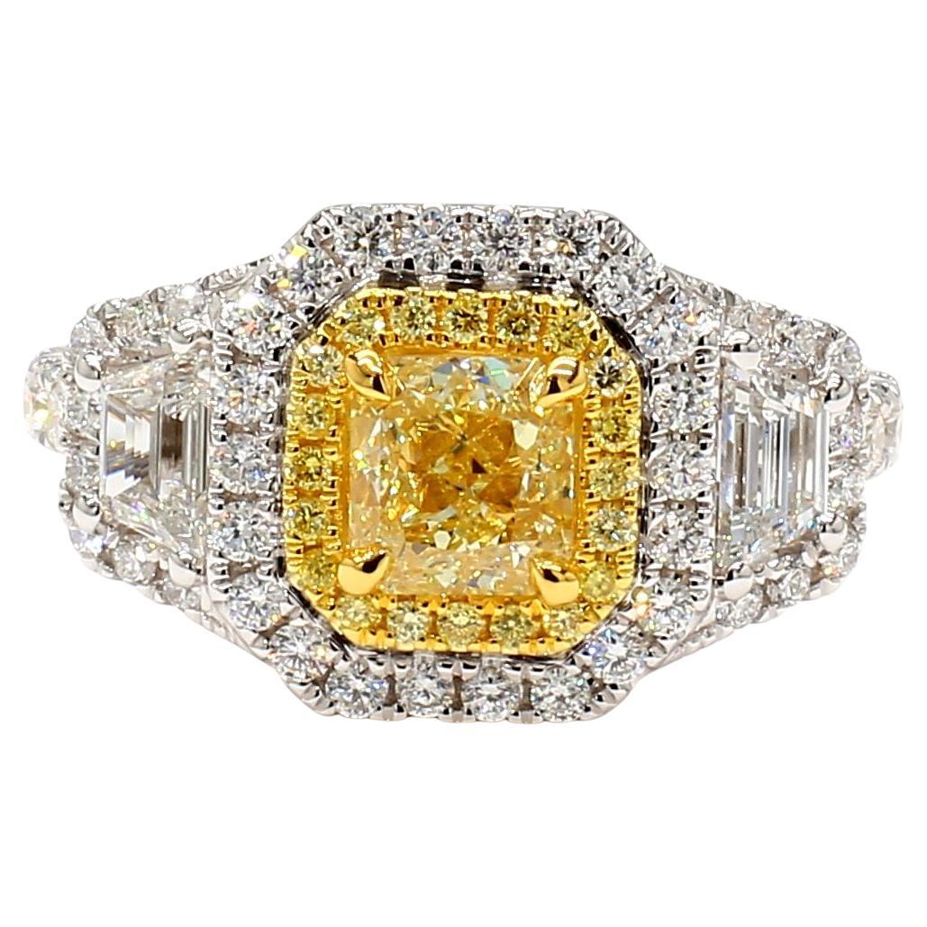 Anillo de cóctel de oro de 2.05 quilates TW con diamante amarillo natural en cojín certificado por el GIA
