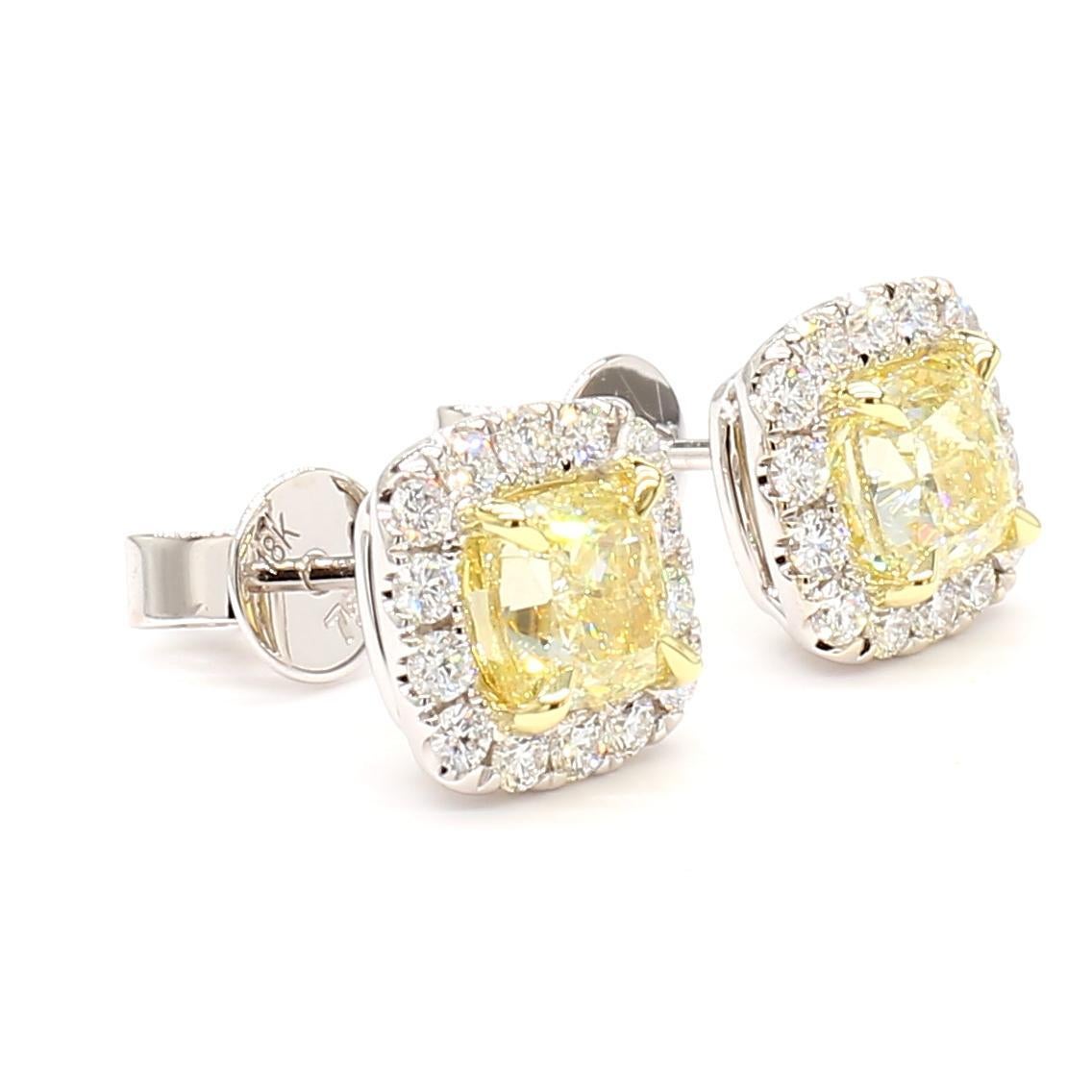 I bellissimi orecchini di diamanti certificati GIA di RareGemworld. Montato in una splendida montatura in oro giallo e bianco 18 carati con diamanti naturali gialli taglio cuscino. I diamanti gialli sono circondati da una mischia di diamanti bianchi