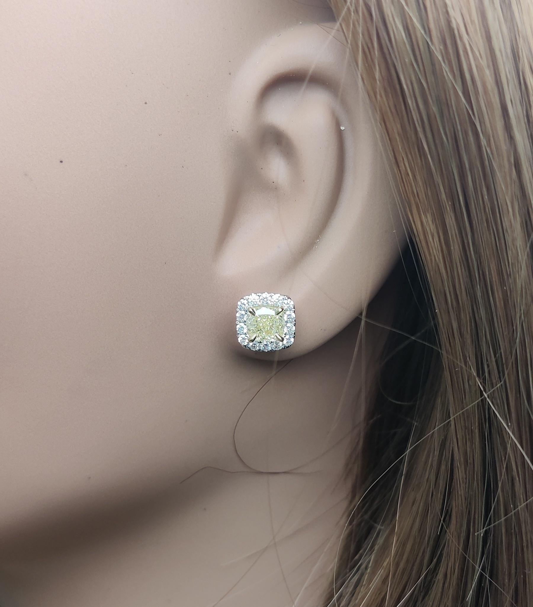 Orecchini con perno in oro con diamante giallo naturale certificato GIA da 2.05 carati TW In condizioni Nuovo in vendita a New York, NY