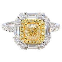 Anello da cocktail in oro con diamante giallo naturale certificato GIA da 2.09 carati TW
