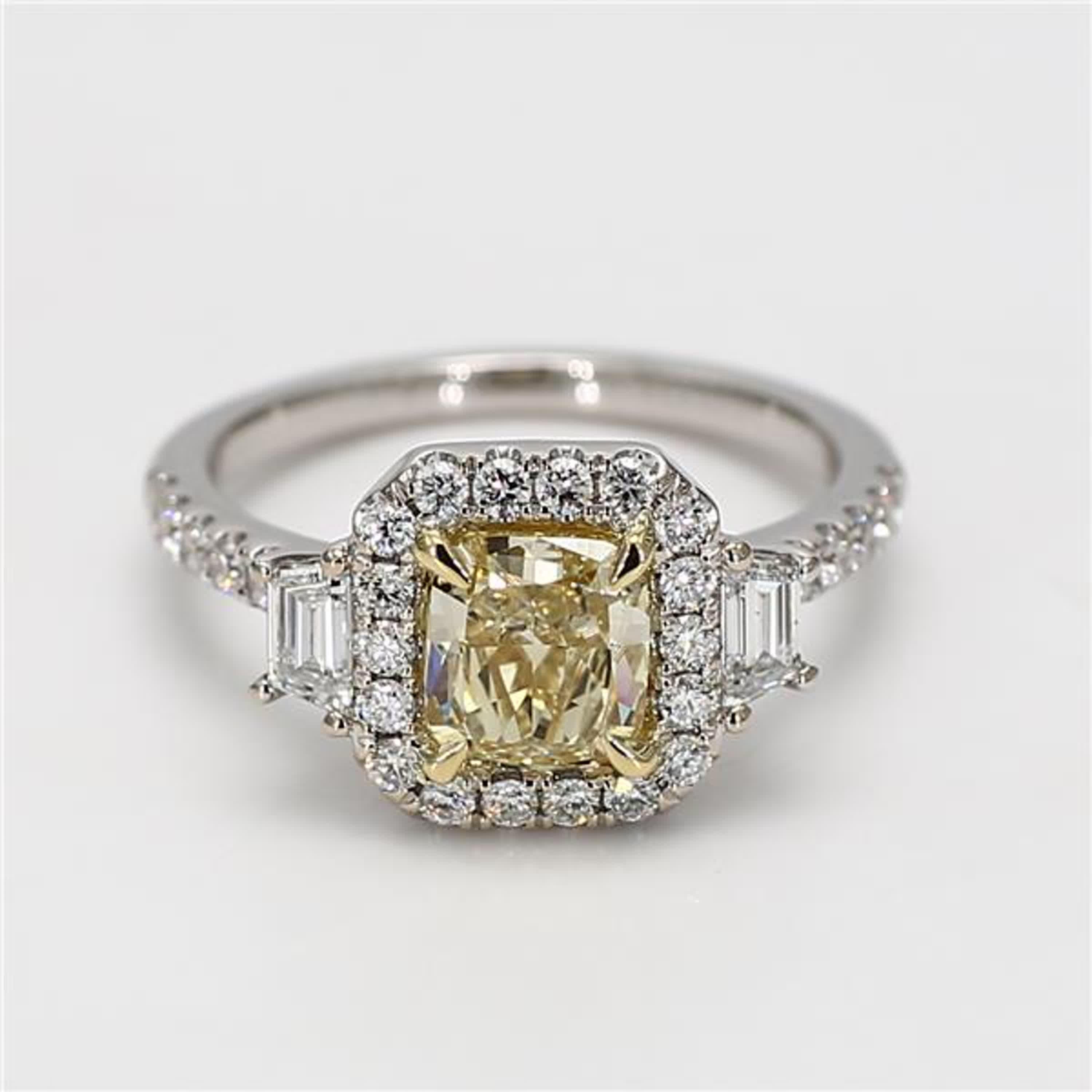 La bague classique en diamant certifiée GIA de Raregemworld. Monté dans une belle monture en or jaune et blanc 18 carats avec un diamant jaune naturel de taille coussin. Le diamant jaune est entouré de diamants blancs baguettes de forme conique