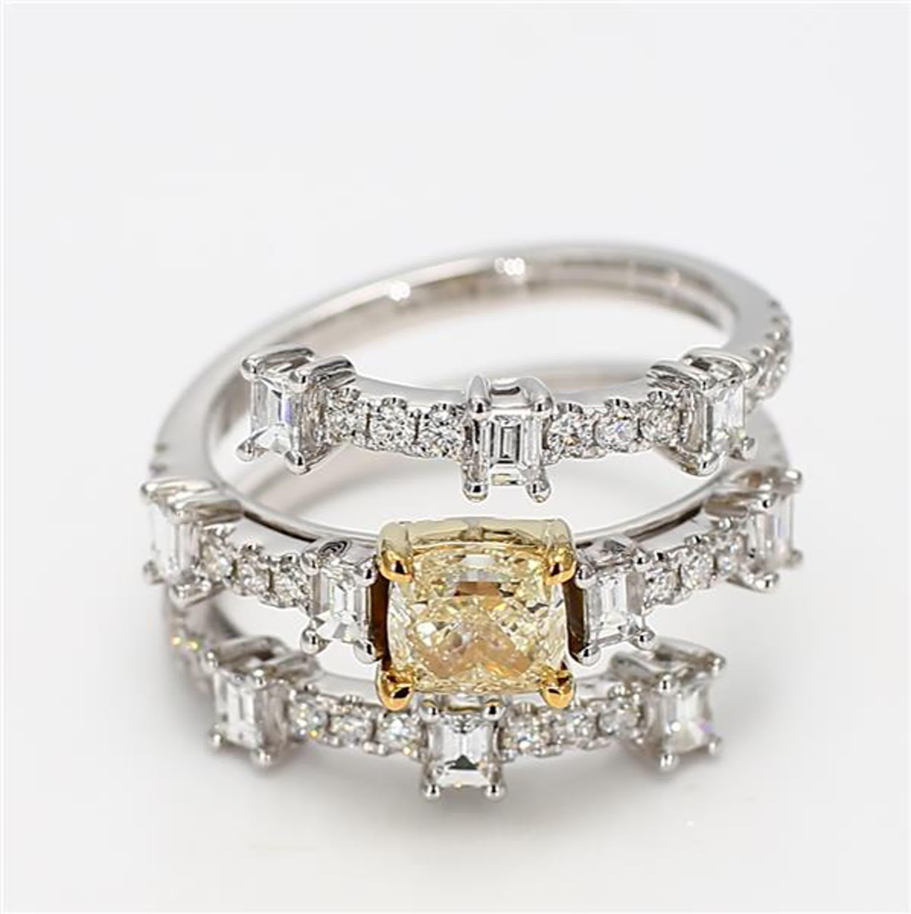 La bague classique en diamant certifiée GIA de Raregemworld. Monté dans une belle monture en or jaune et blanc 18 carats avec un diamant jaune naturel de taille coussin. Le diamant jaune est entouré de diamants blancs de taille baguette et de