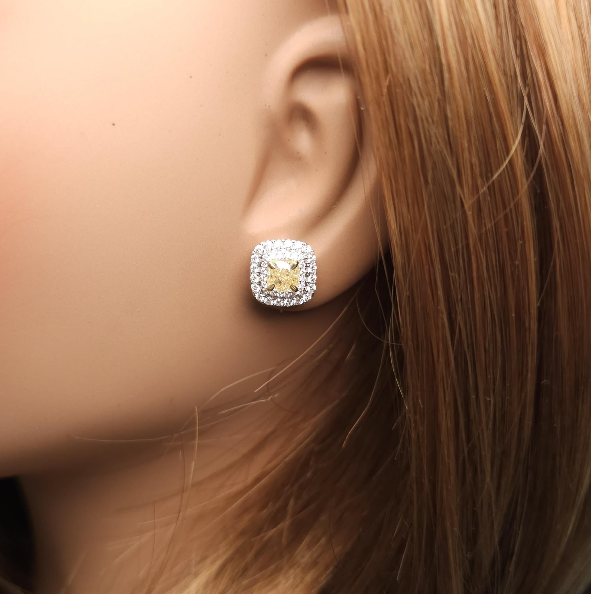 Orecchini con perno in oro con diamante giallo naturale certificato GIA da 2.21 carati TW In condizioni Nuovo in vendita a New York, NY