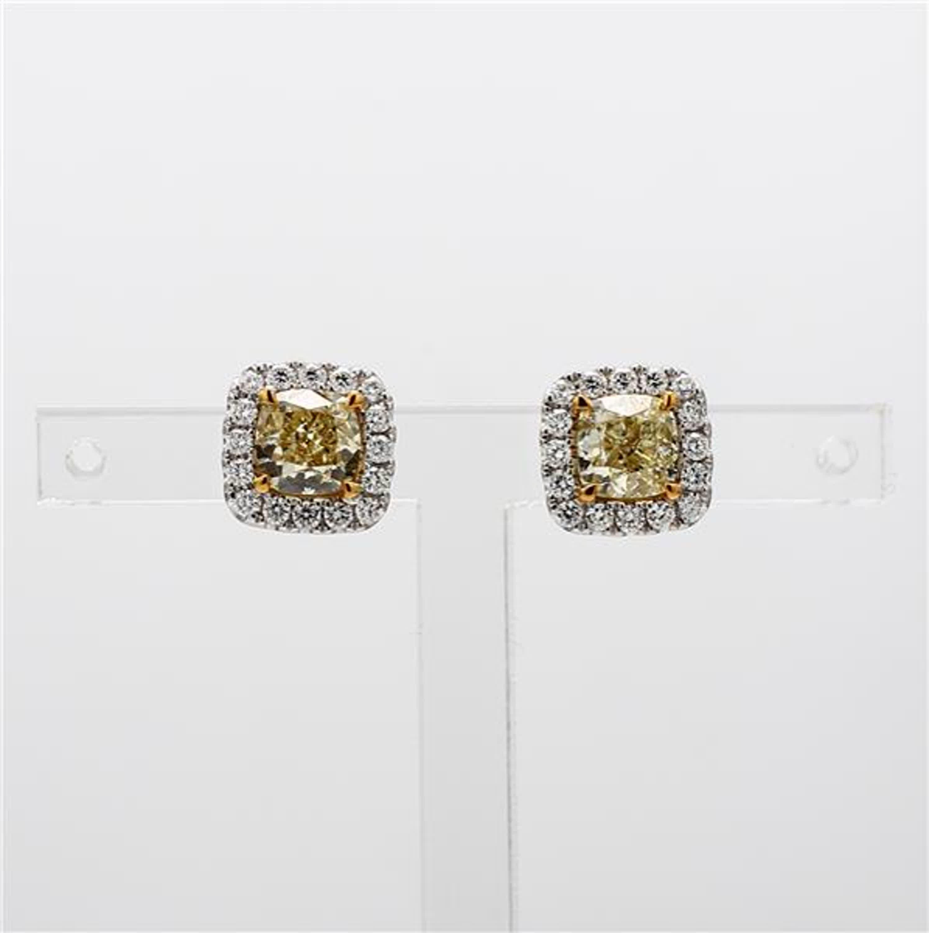 Die klassischen GIA-zertifizierten Diamantohrringe von RareGemWorld. Eingefasst in eine wunderschöne Fassung aus 18 Karat Gelb- und Weißgold mit gelben Diamanten im Kissenschliff. Die gelben Diamanten sind von runden weißen Naturdiamanten umgeben.