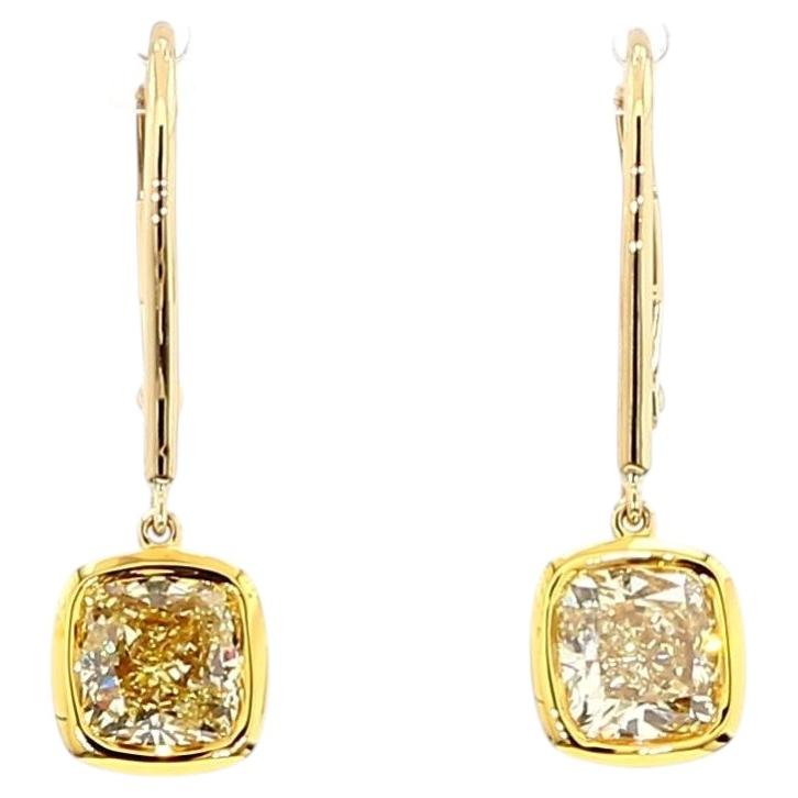 Boucles d'oreilles en or avec diamant coussin jaune certifié GIA de 2.28 carats TW en vente