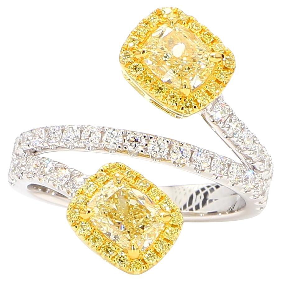 Anillo de cóctel de oro de 2.42 quilates TW con diamante amarillo natural en cojín certificado por el GIA