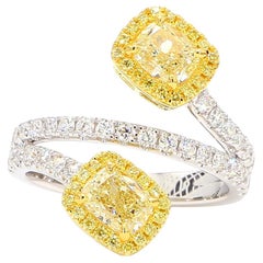 Anillo de cóctel de oro de 2.42 quilates TW con diamante amarillo natural en cojín certificado por el GIA