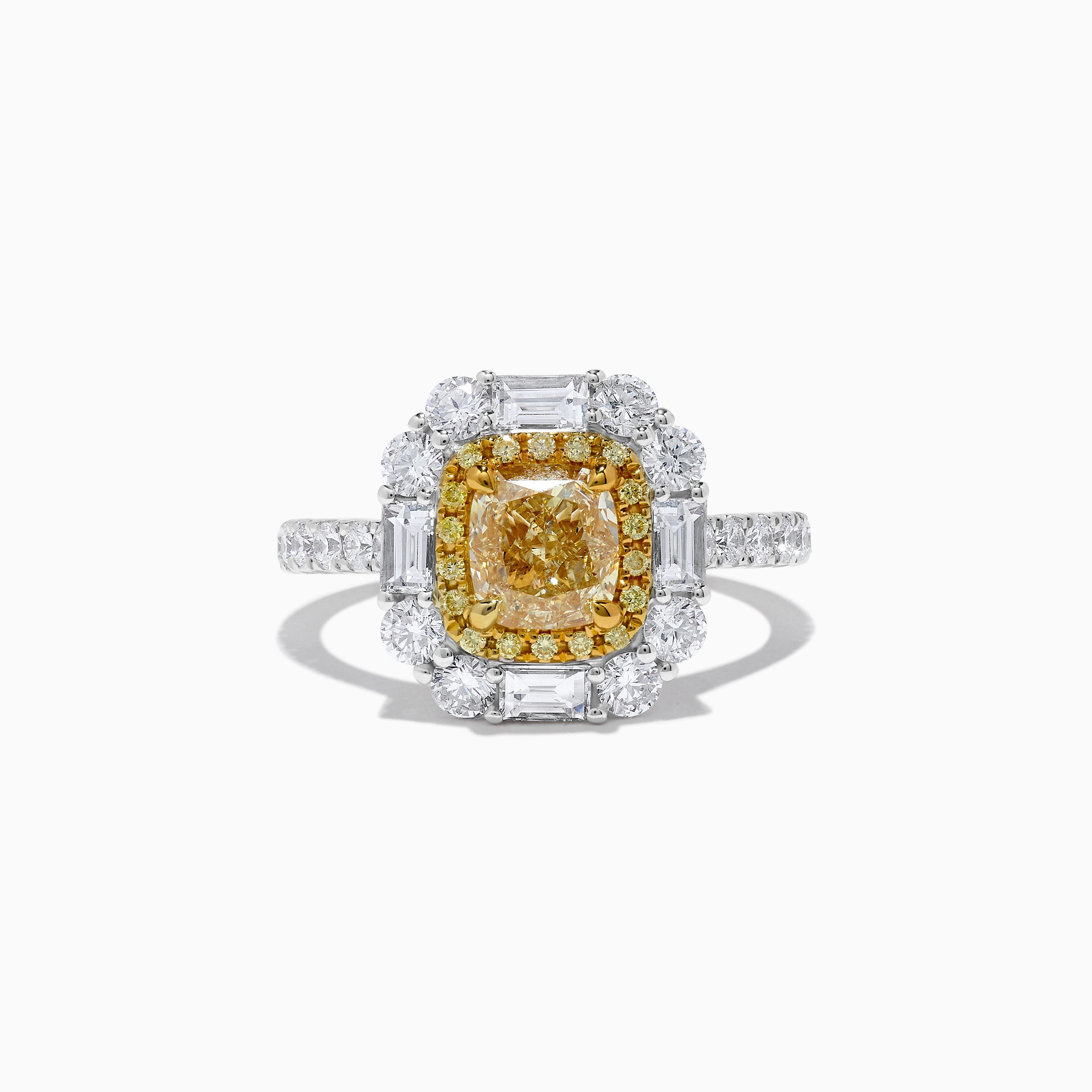 La bague classique en diamant certifiée GIA de Raregemworld. Monté dans une belle monture en or jaune et blanc 18 carats avec un diamant jaune naturel de taille coussin. Le diamant jaune est entouré de diamants blancs de taille baguette naturelle,
