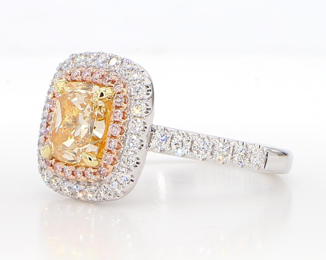 La magnifique bague en diamant certifiée GIA de Raregemworld. Monté dans une belle monture en or rose et blanc 18 carats avec un diamant jaune naturel de taille coussin. Le diamant jaune est entouré d'une mêlée de diamants roses naturels ronds et