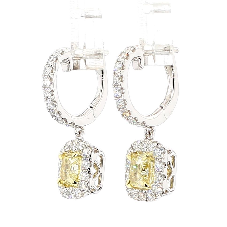 I bellissimi orecchini di diamanti di RareGemworld. Montato in una splendida montatura in oro giallo e bianco 18 carati con diamanti naturali gialli taglio cuscino. I diamanti gialli sono circondati da una mischia di diamanti bianchi naturali
