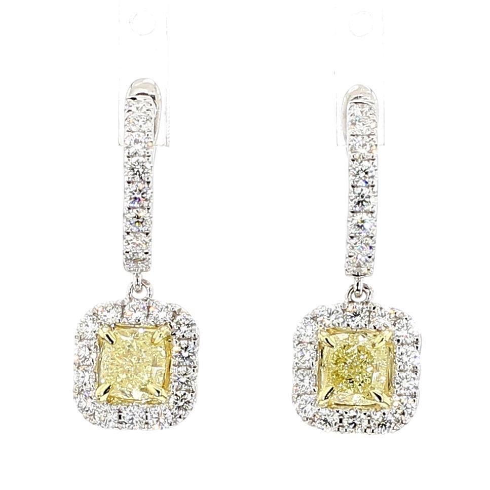 Contemporaneo Orecchini a goccia in oro con diamante giallo naturale certificato GIA da 2.67 carati TW in vendita