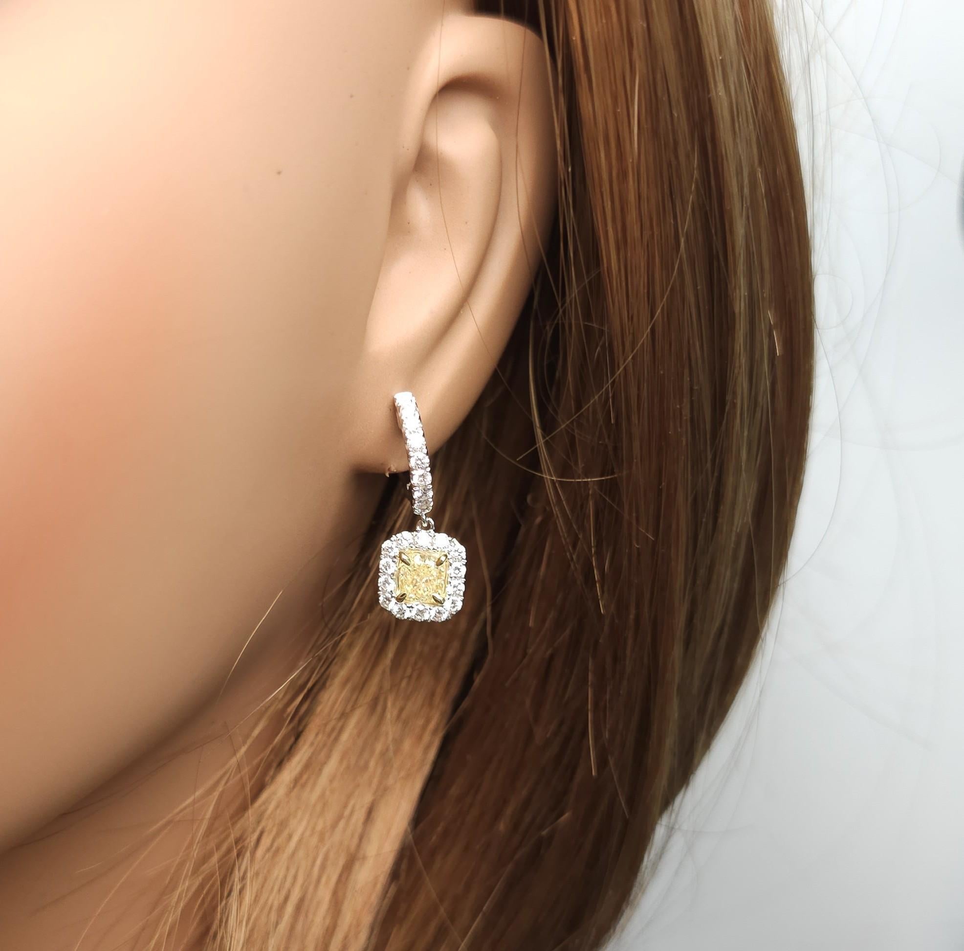Orecchini a goccia in oro con diamante giallo naturale certificato GIA da 2.67 carati TW In condizioni Nuovo in vendita a New York, NY