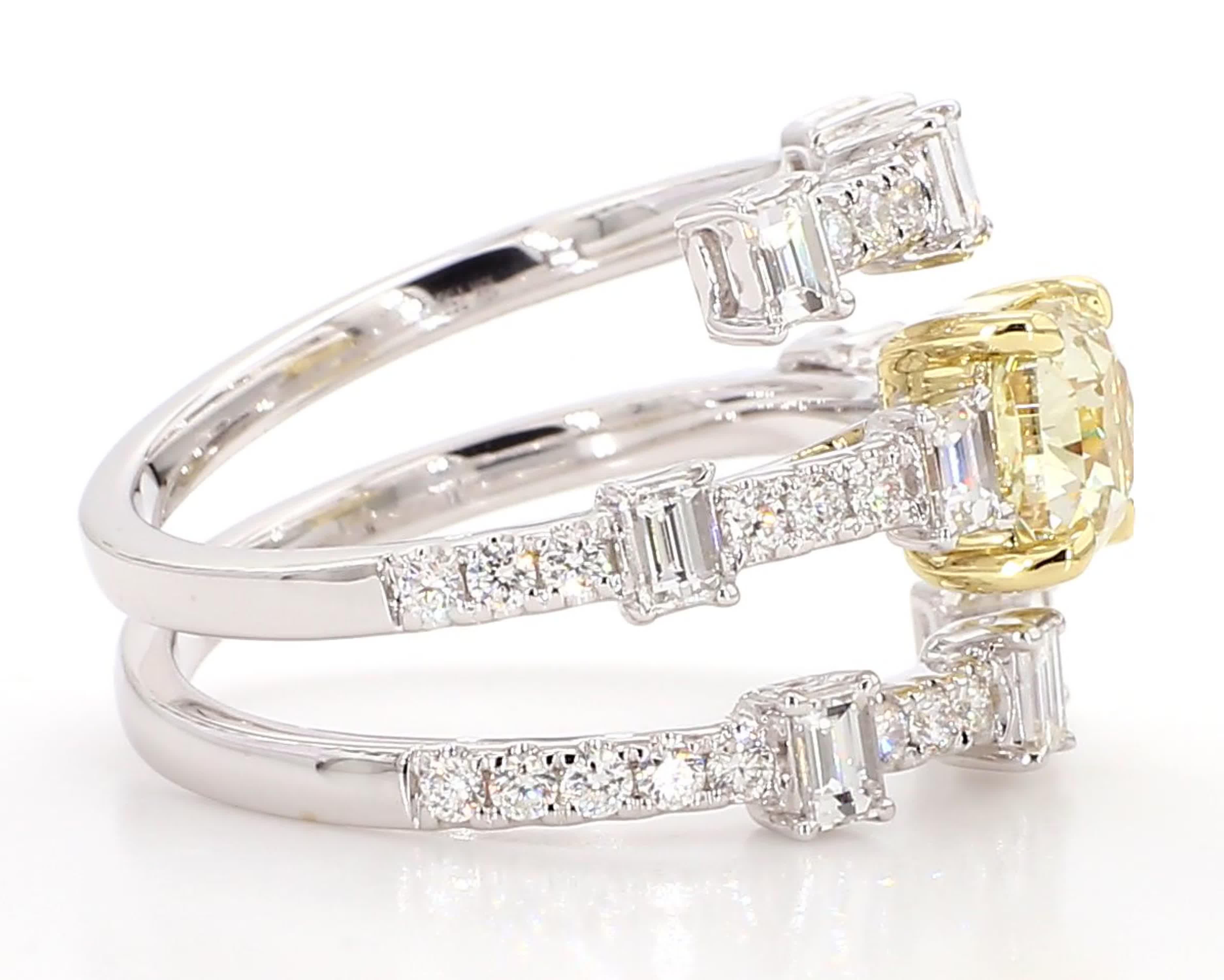 GIA-zertifizierter natürlicher gelber Diamant im Kissenschliff 2.73 Karat TW Gold Cocktail-Ring im Zustand „Neu“ im Angebot in New York, NY