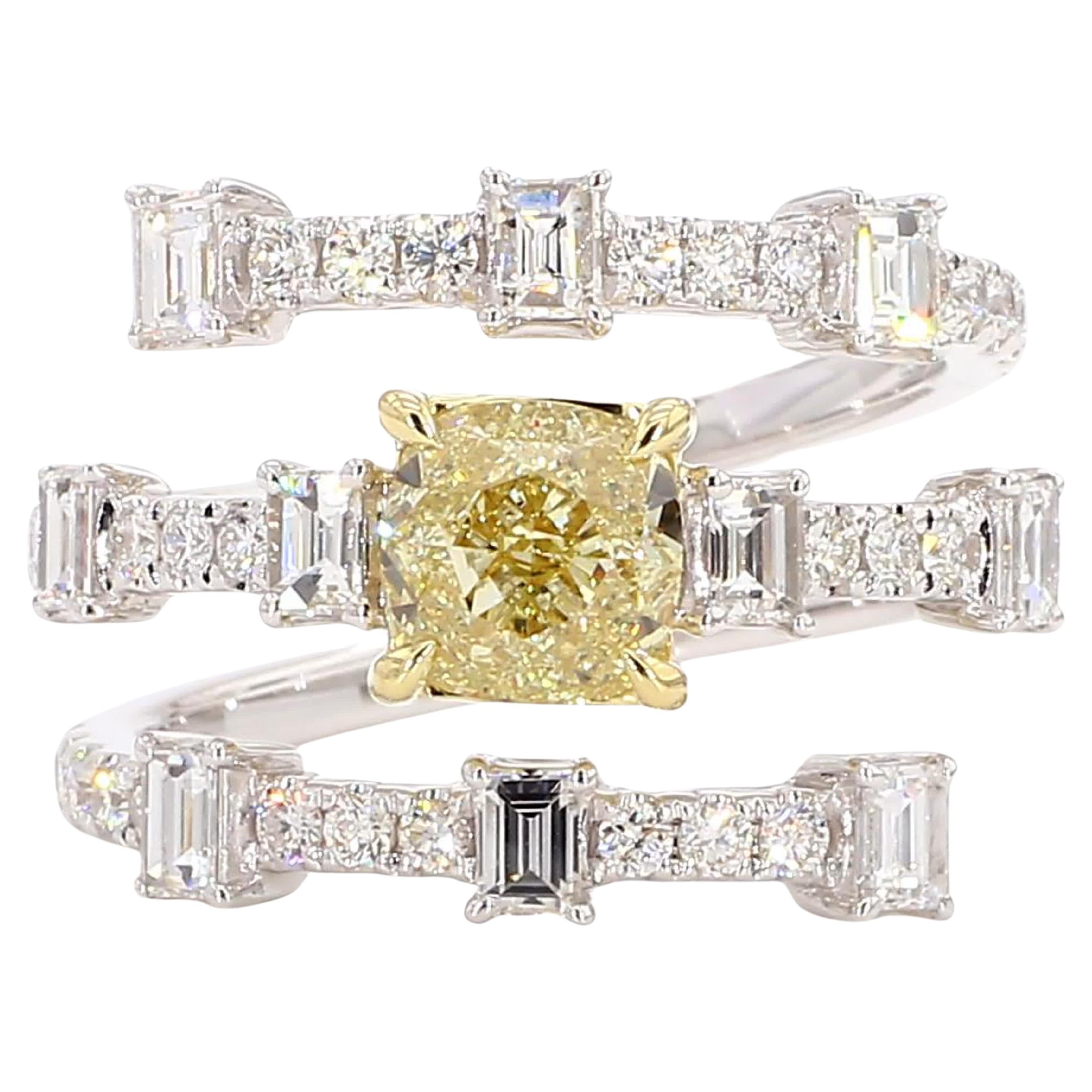 GIA-zertifizierter natürlicher gelber Diamant im Kissenschliff 2.73 Karat TW Gold Cocktail-Ring im Angebot
