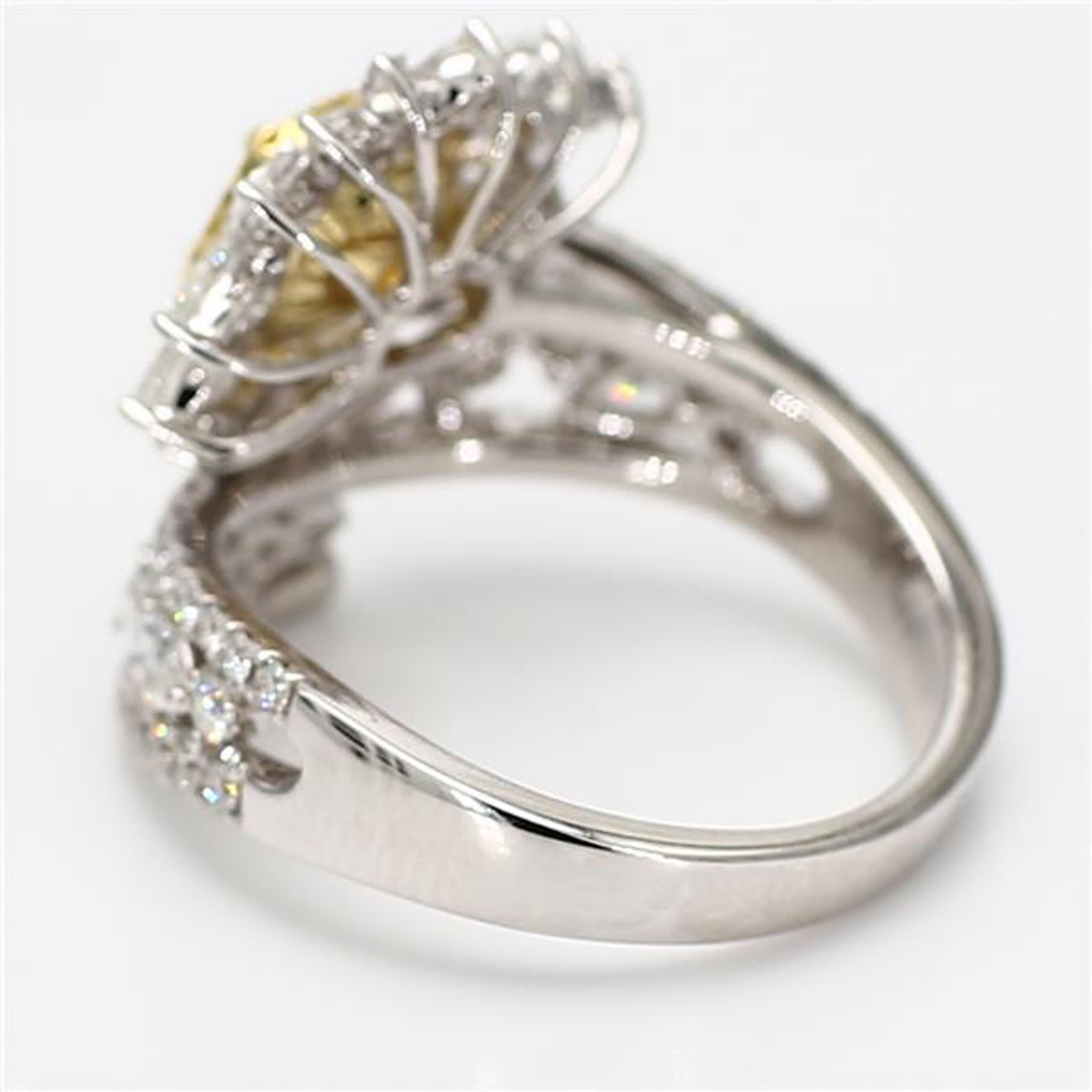 GIA-zertifizierter natürlicher gelber Diamant im Kissenschliff 2.79 Karat TW Gold Cocktail-Ring im Zustand „Neu“ im Angebot in New York, NY