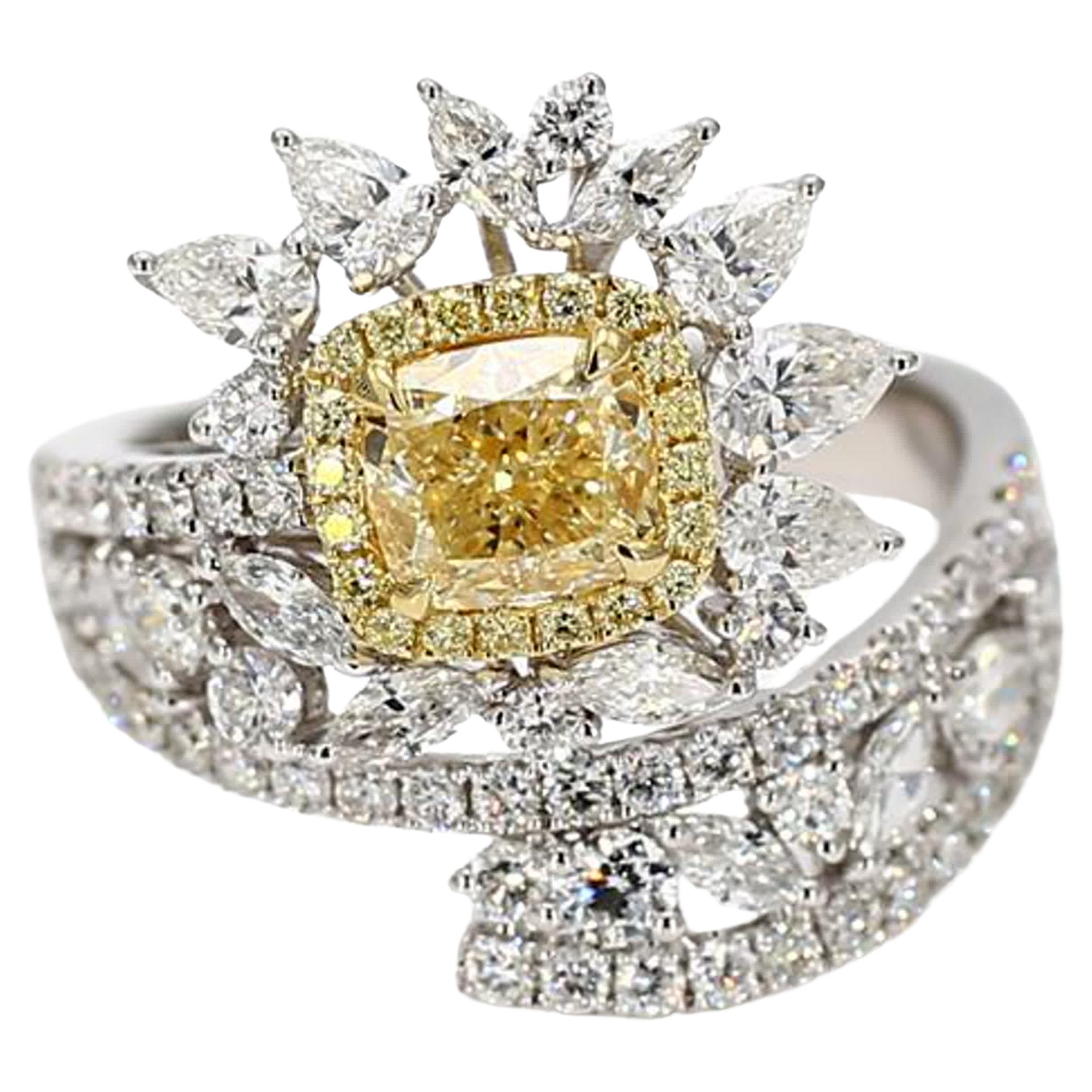 GIA-zertifizierter natürlicher gelber Diamant im Kissenschliff 2.79 Karat TW Gold Cocktail-Ring im Angebot
