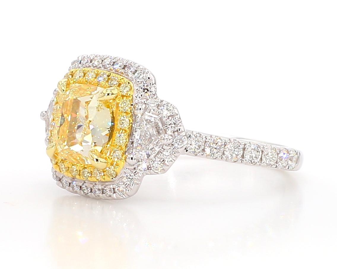Precioso anillo de diamantes de RareGemWorld. Montada en un bonito engaste de Platino con un diamante amarillo natural de talla cojín. El diamante amarillo está rodeado de diamantes blancos naturales de talla trapezoidal, melee de diamantes blancos