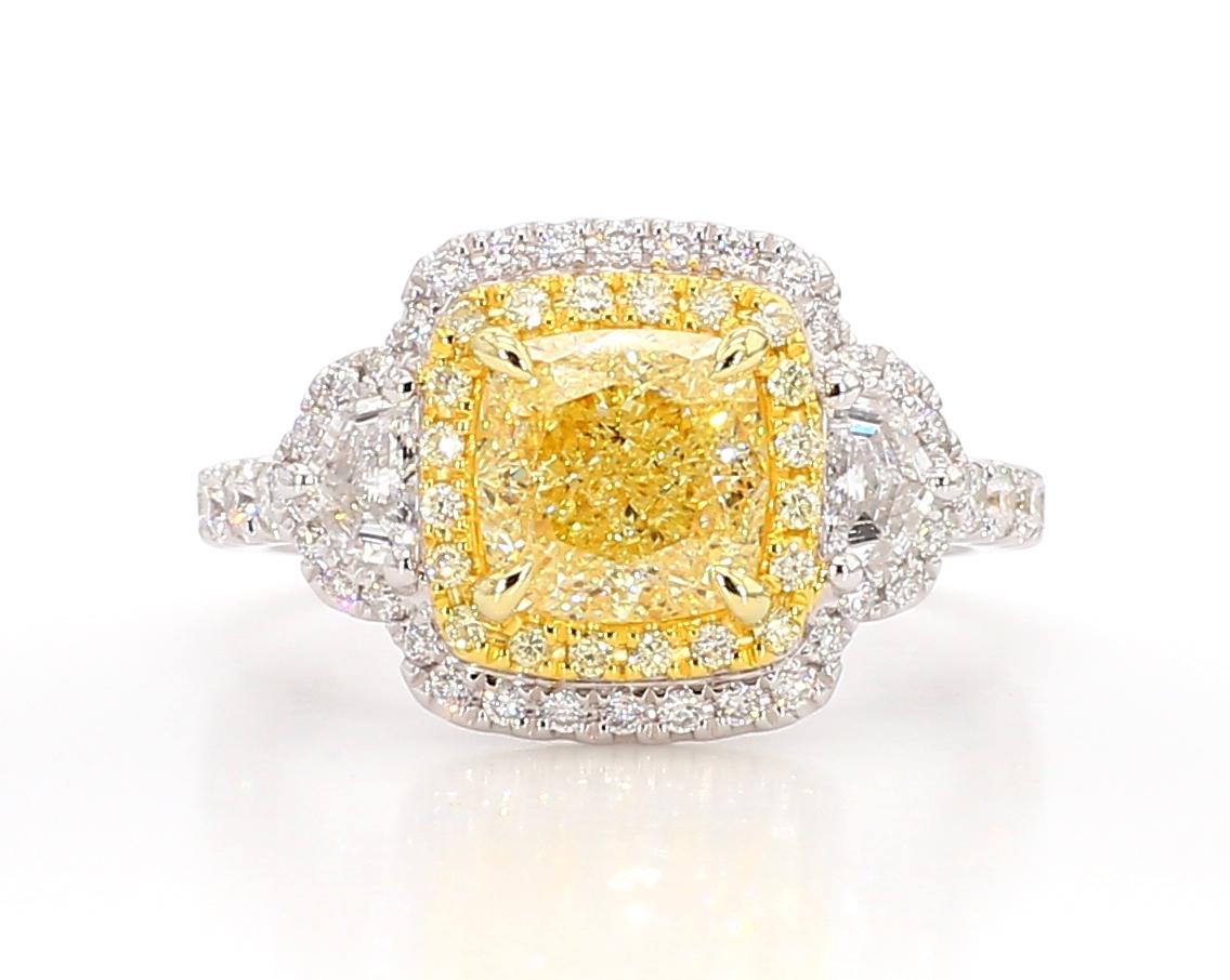 Anillo de cóctel con diamante amarillo natural en cojín de 3.05 quilates TW con certificación GIA Contemporáneo en venta