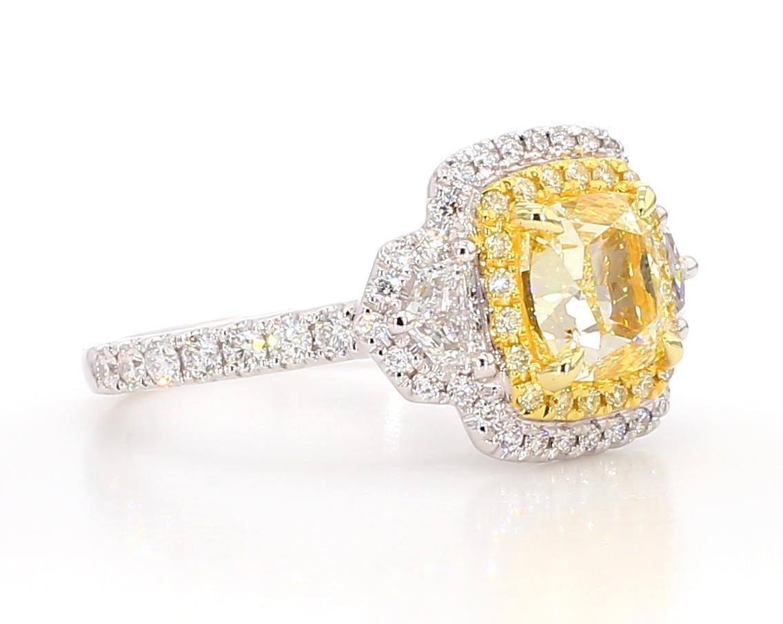 Anillo de cóctel con diamante amarillo natural en cojín de 3.05 quilates TW con certificación GIA Corte cojín en venta