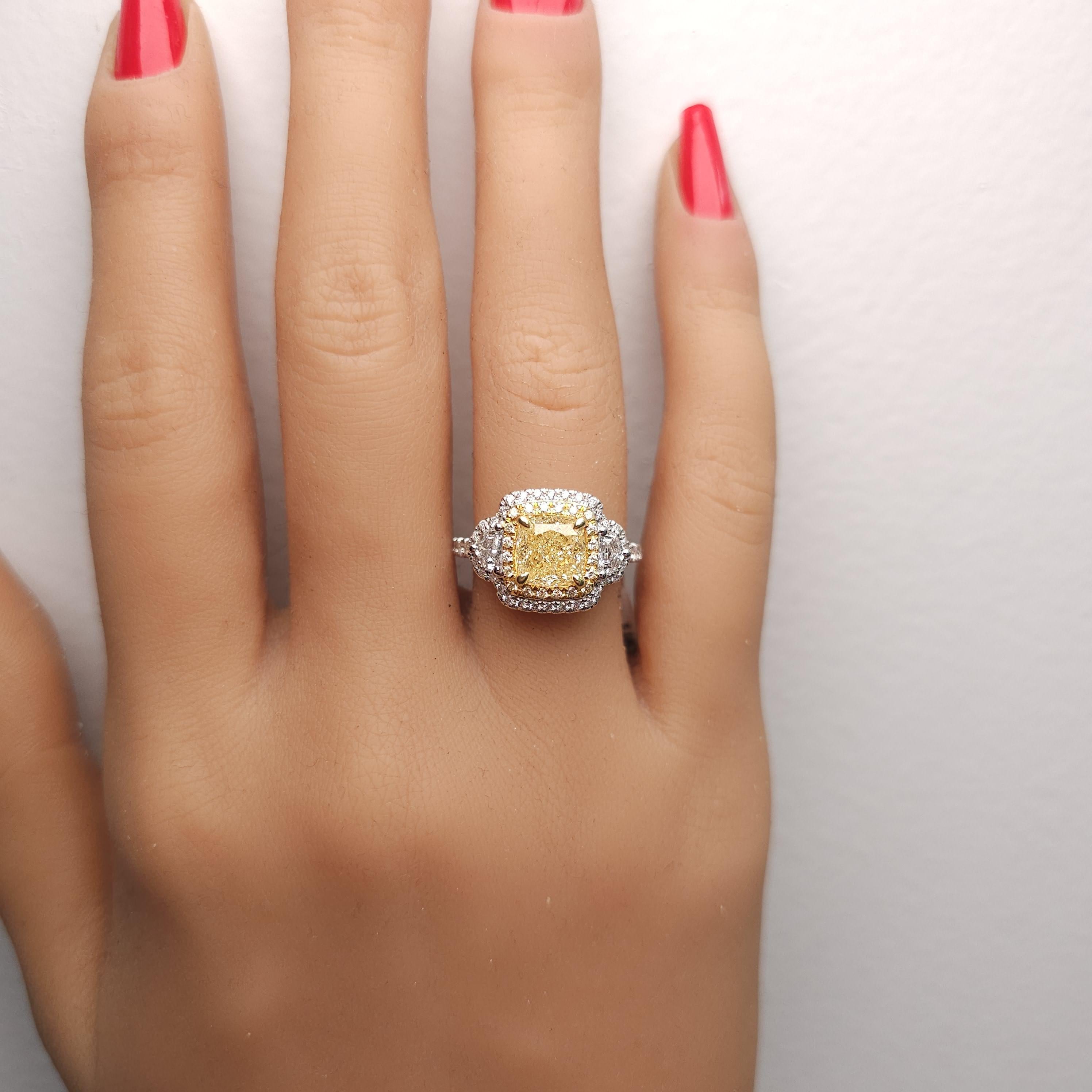 Anillo de cóctel con diamante amarillo natural en cojín de 3.05 quilates TW con certificación GIA en Nuevo estado para la venta en New York, NY