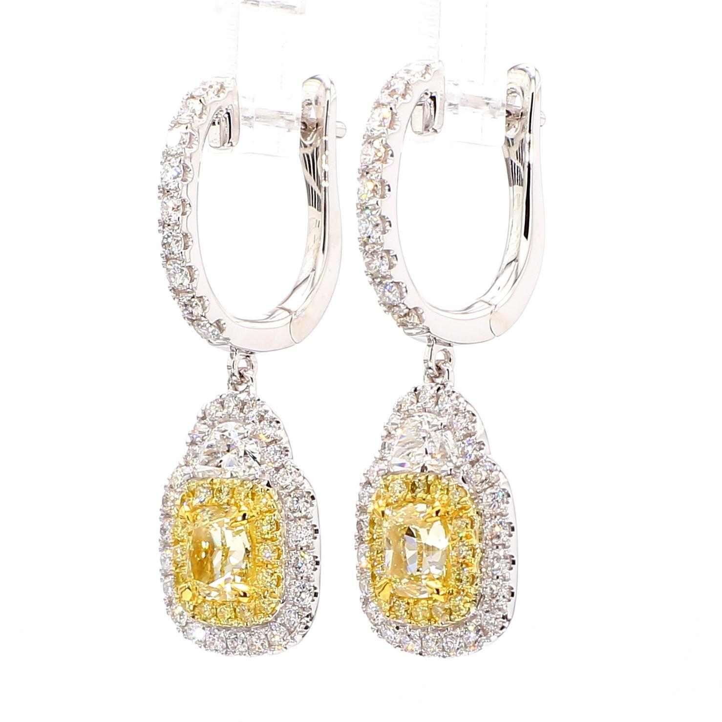 Les magnifiques boucles d'oreilles en diamant certifiées GIA de Raregemworld. Montée dans une magnifique monture en or jaune et blanc 18 carats avec des diamants jaunes naturels de taille coussin complétés par des diamants blancs naturels de taille