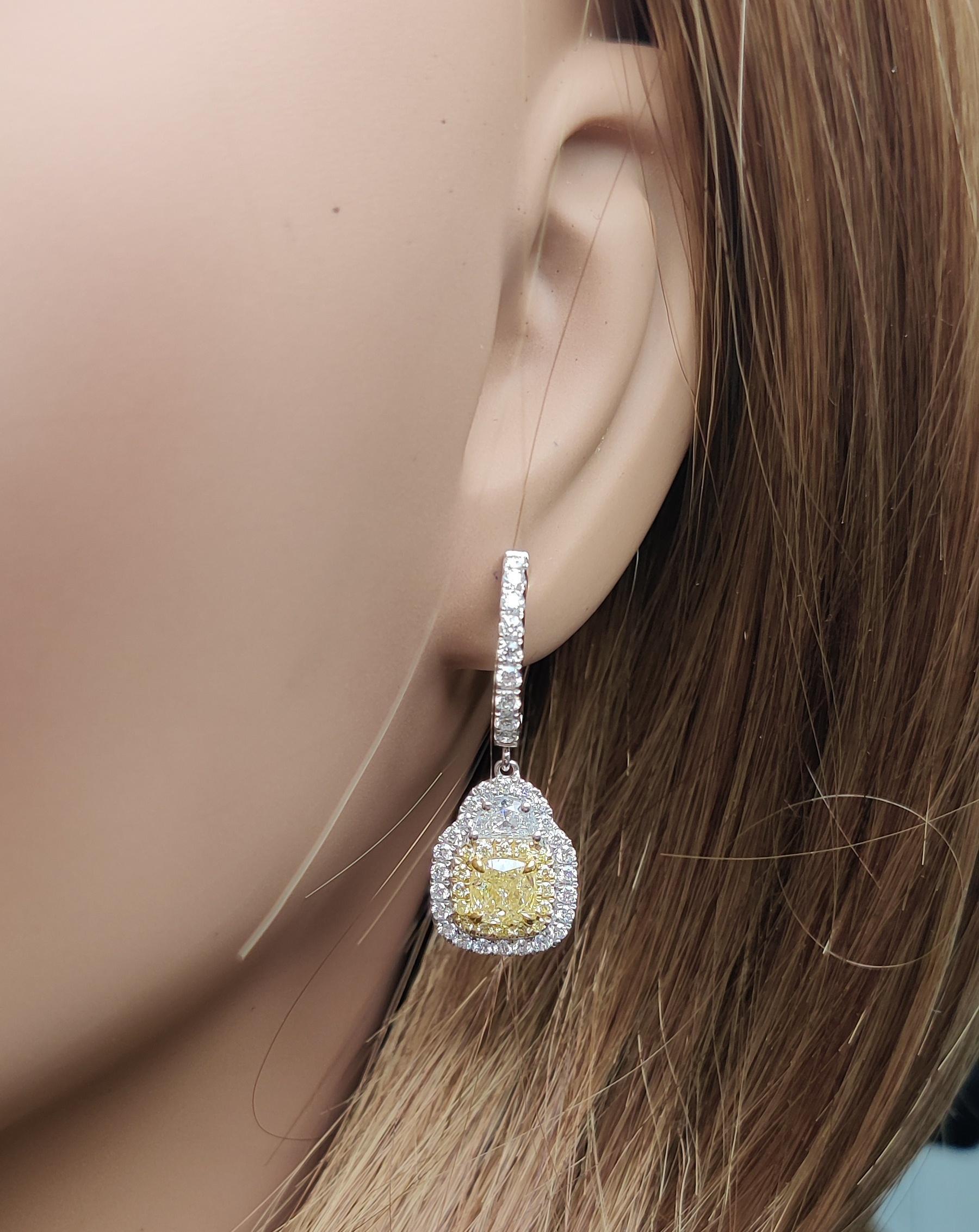 Boucles d'oreilles pendantes en or avec diamant coussin jaune certifié GIA de 3.16 carats TW Neuf - En vente à New York, NY