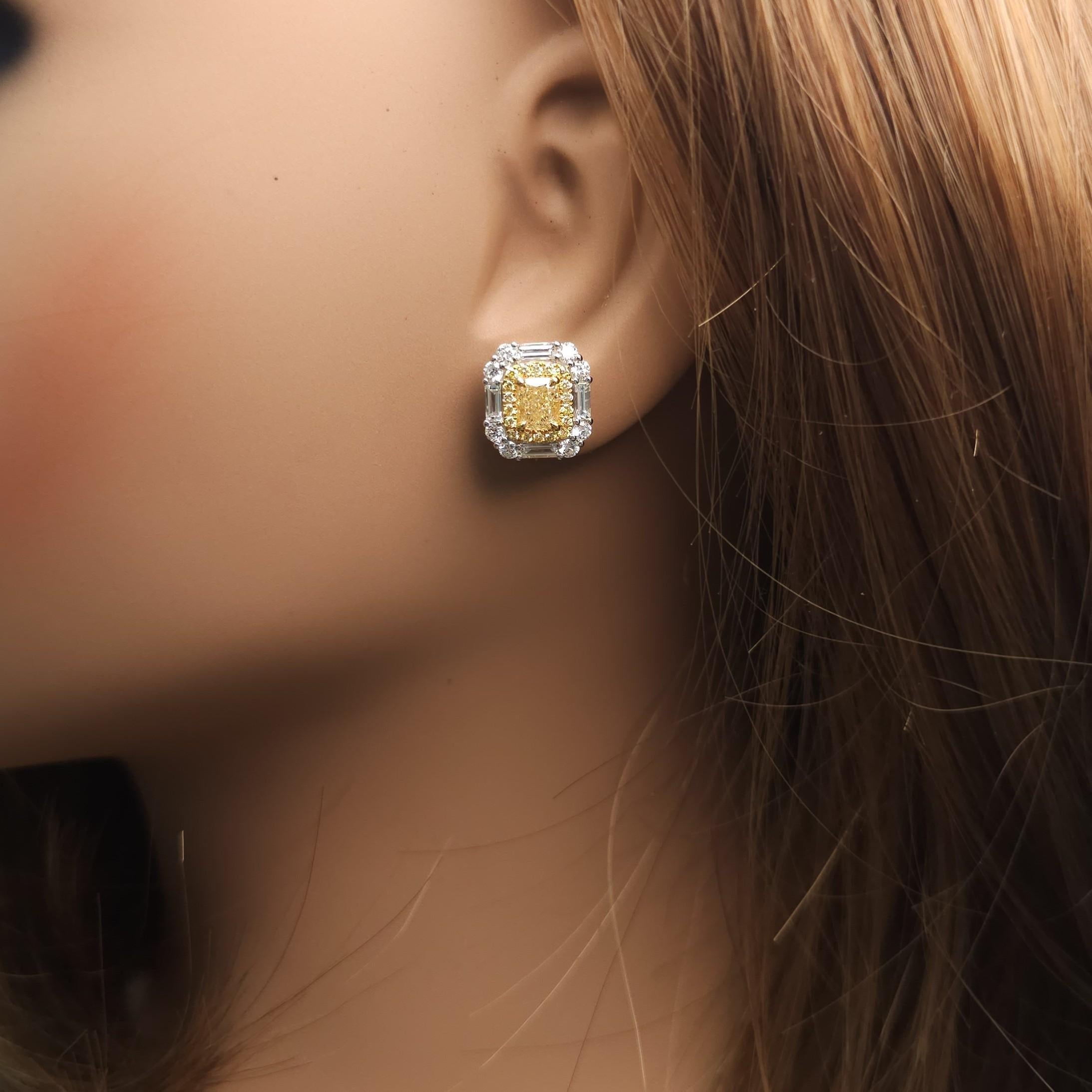 Orecchini con perno in oro con diamante giallo naturale certificato GIA da 3.36 carati TW In condizioni Nuovo in vendita a New York, NY