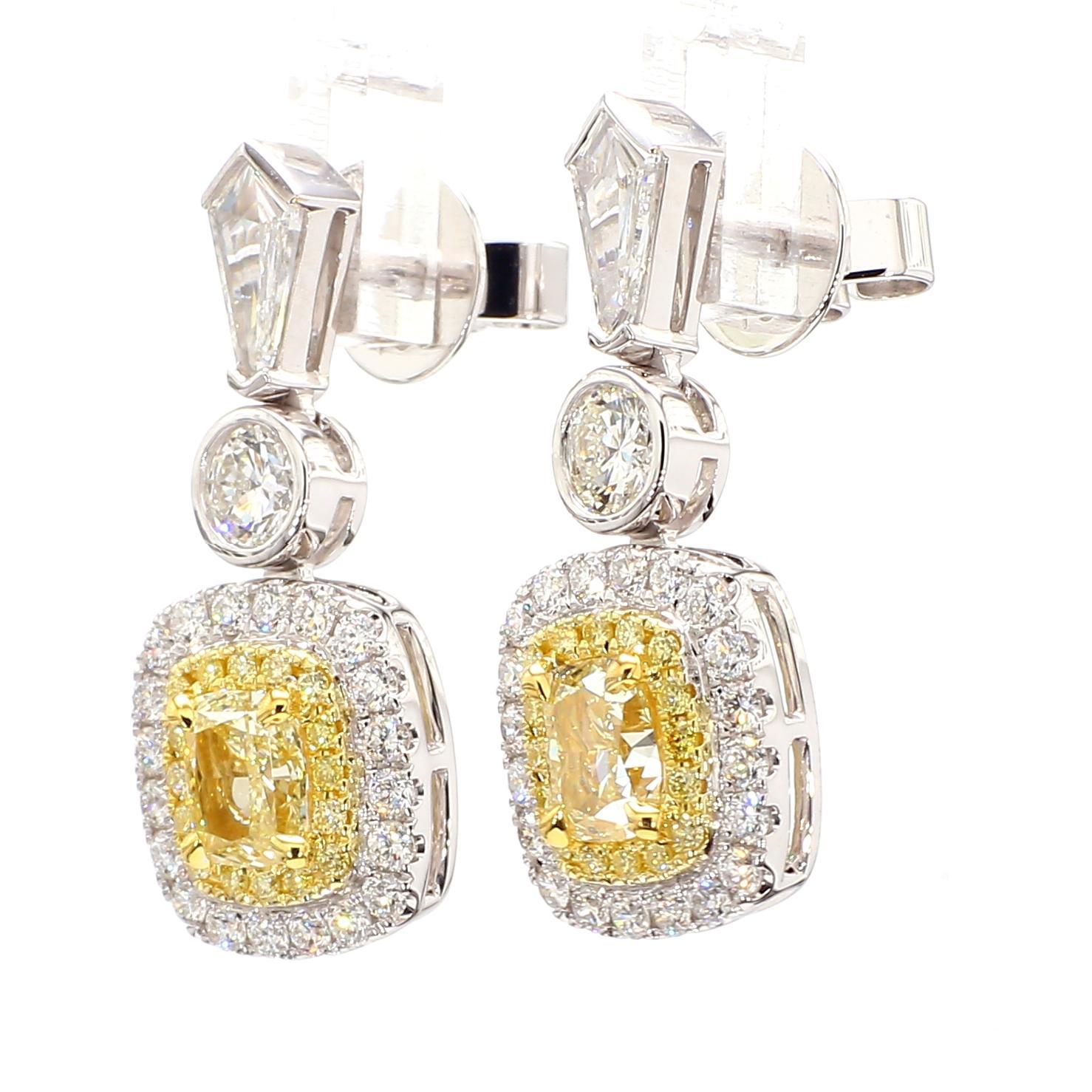 Les magnifiques boucles d'oreilles en diamant certifiées GIA de Raregemworld. Montée dans une magnifique monture en or jaune et blanc 18 carats avec des diamants jaunes naturels de taille coussin, complétés par des diamants blancs de taille
