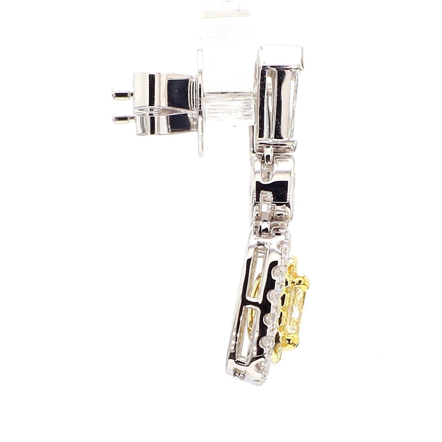 Contemporain Boucles d'oreilles pendantes en or avec diamant coussin jaune certifié GIA de 3.38 carats TW en vente