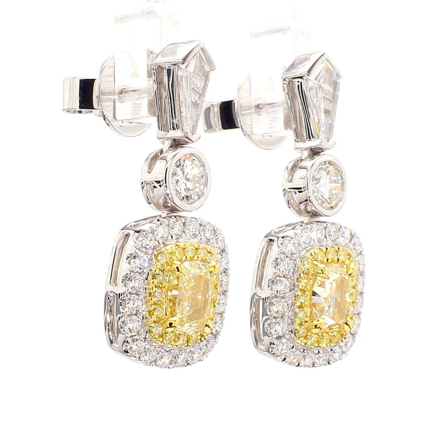 Taille coussin Boucles d'oreilles pendantes en or avec diamant coussin jaune certifié GIA de 3.38 carats TW en vente