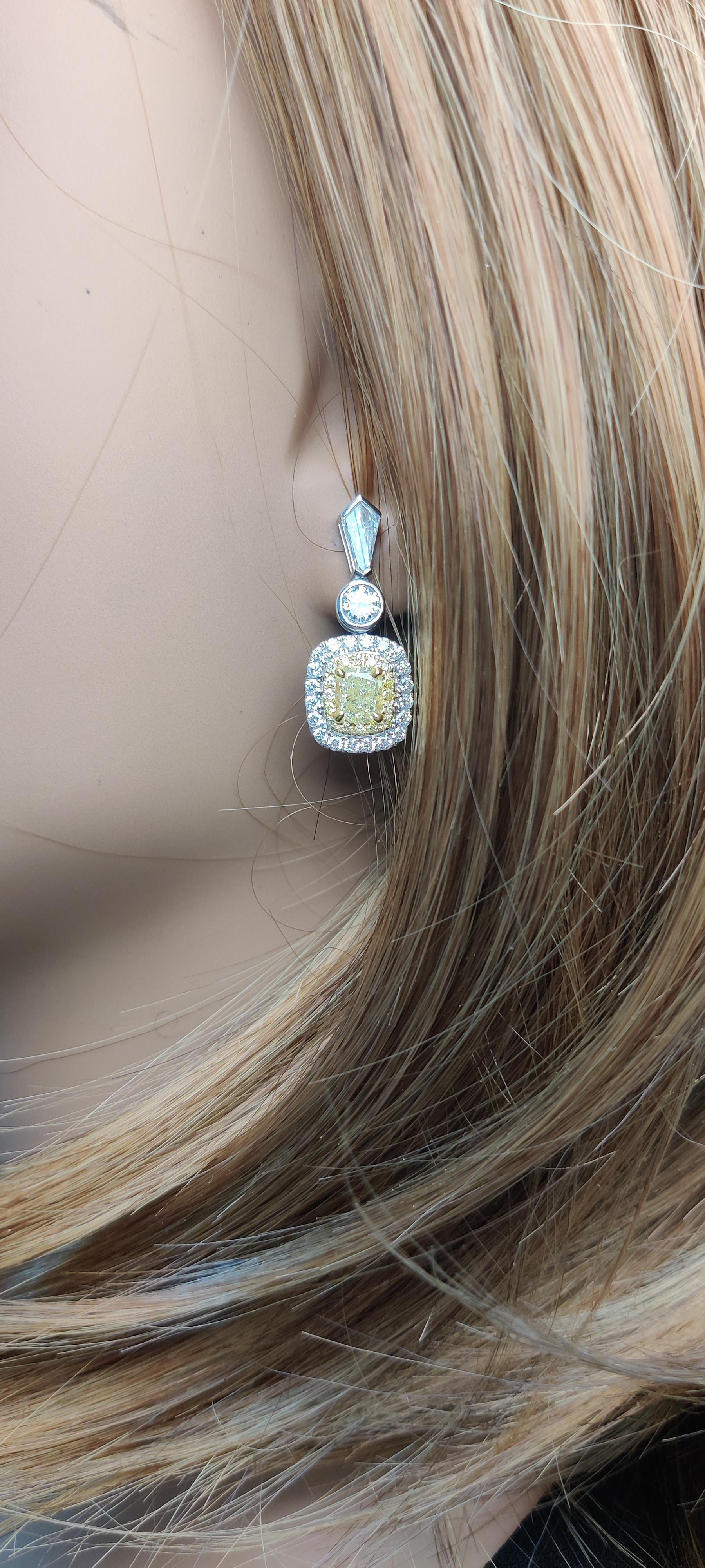 Boucles d'oreilles pendantes en or avec diamant coussin jaune certifié GIA de 3.38 carats TW Neuf - En vente à New York, NY