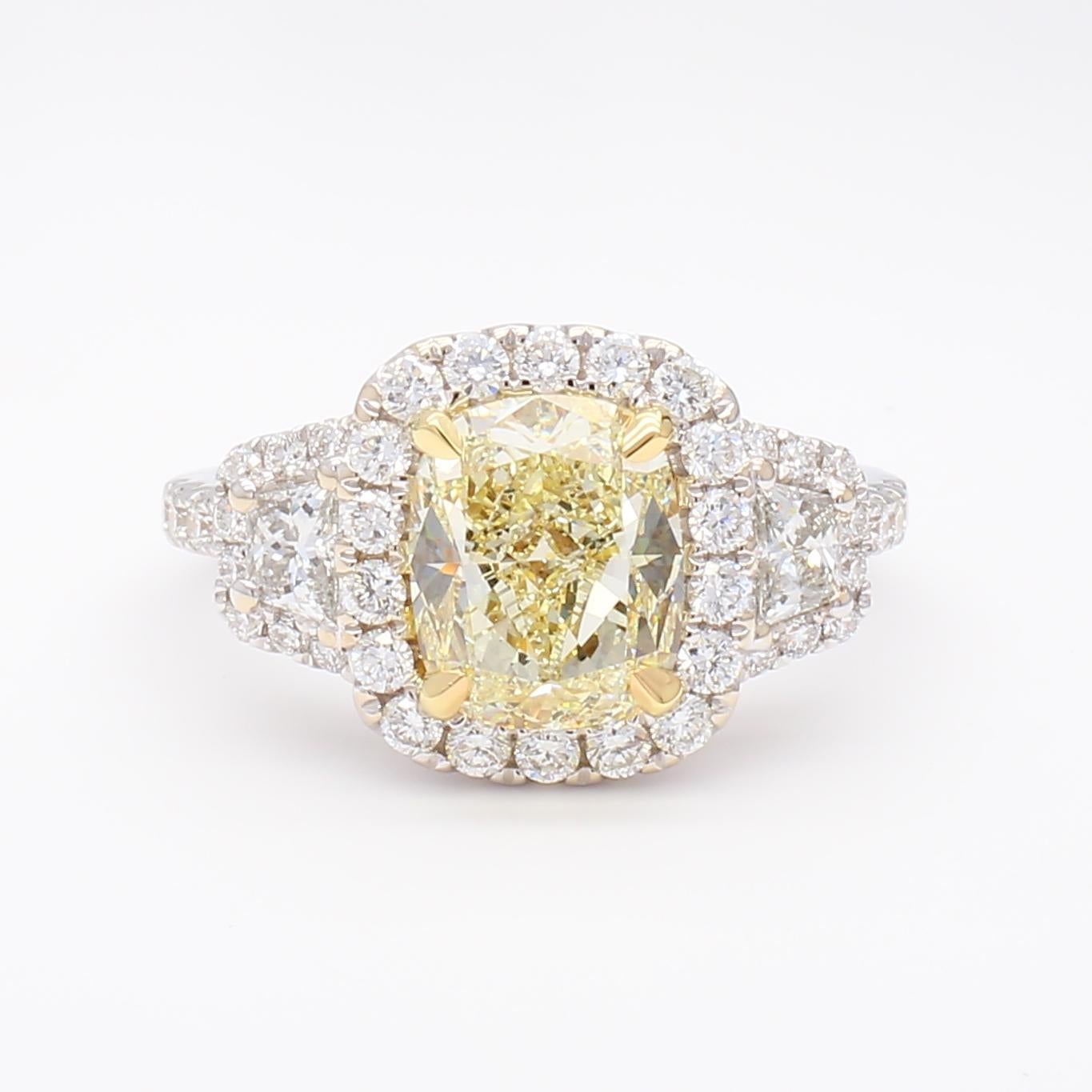 Anillo de cóctel de oro de 3.40 quilates TW con diamante amarillo natural en cojín certificado por el GIA Contemporáneo en venta