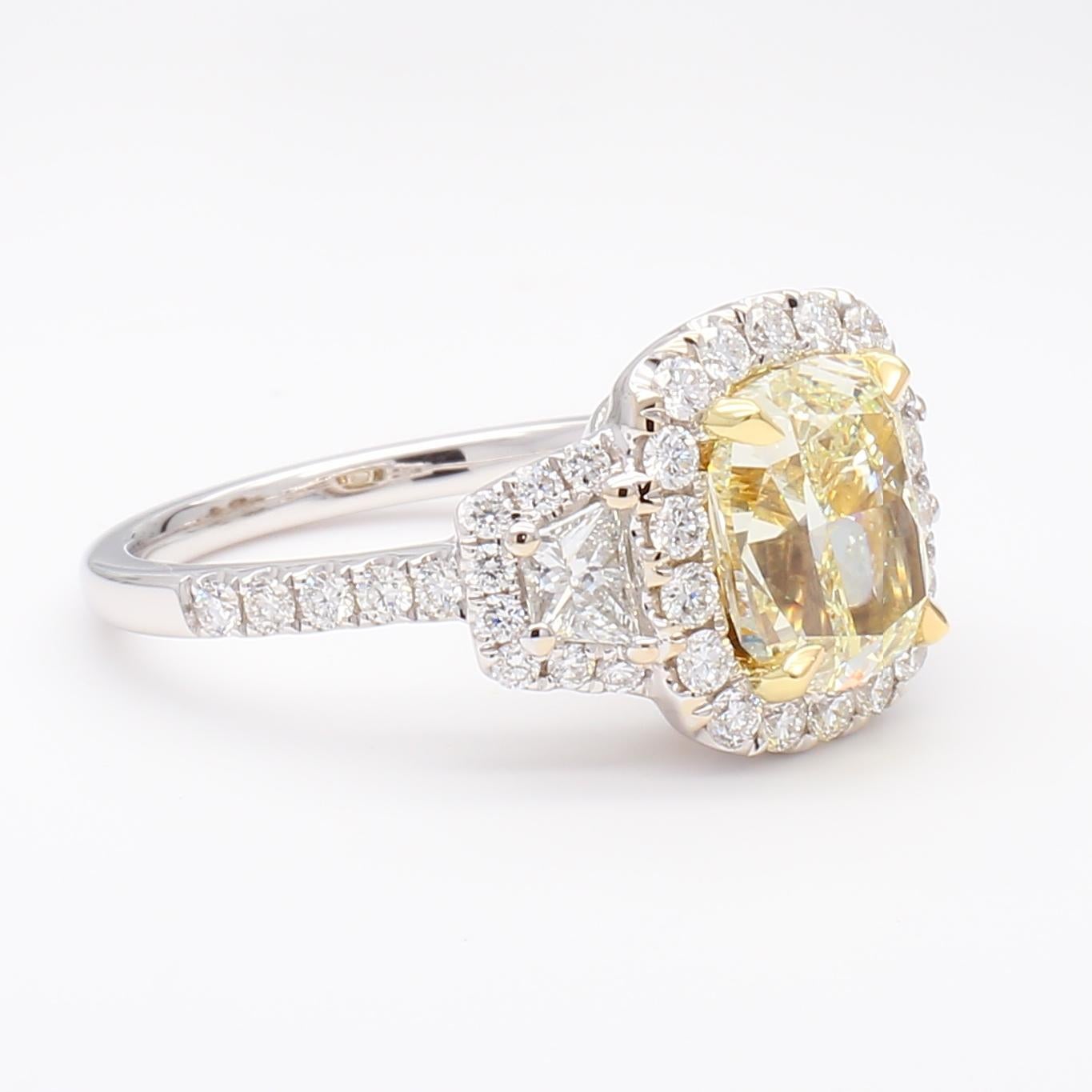 Anillo de cóctel de oro de 3.40 quilates TW con diamante amarillo natural en cojín certificado por el GIA Corte cojín en venta