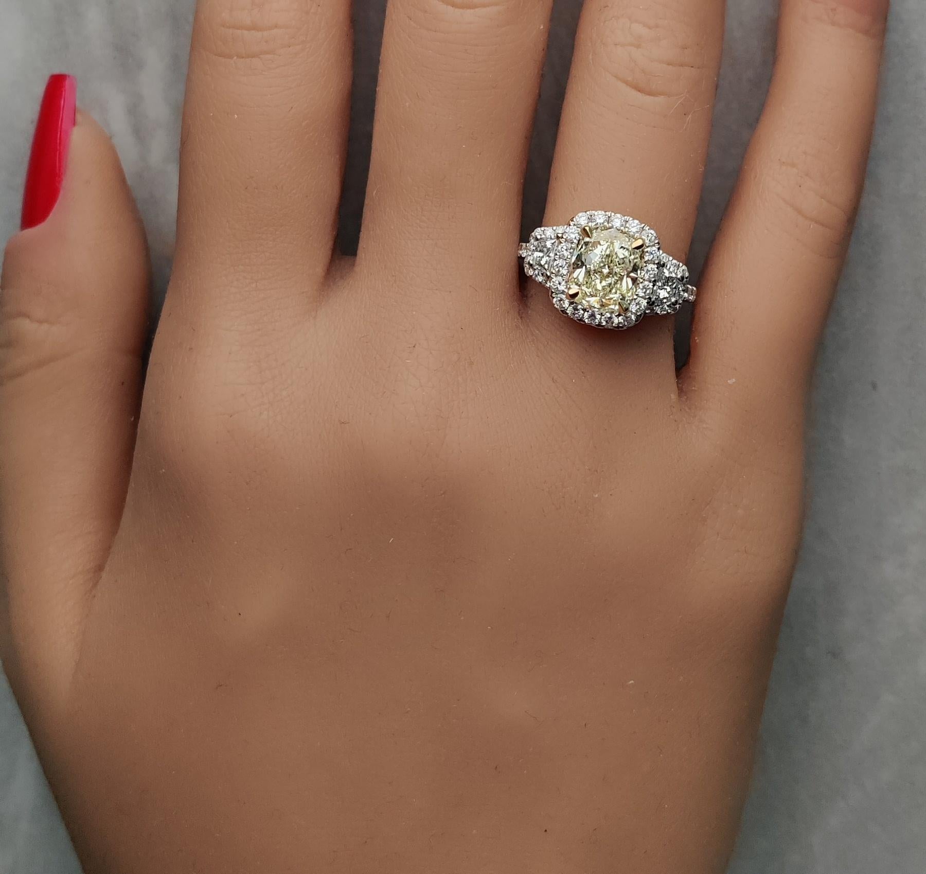 Anillo de cóctel de oro de 3.40 quilates TW con diamante amarillo natural en cojín certificado por el GIA en Nuevo estado para la venta en New York, NY
