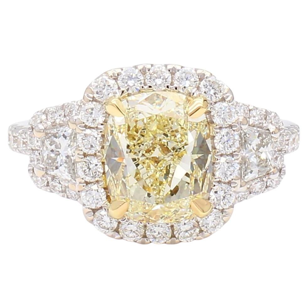 Anillo de cóctel de oro de 3.40 quilates TW con diamante amarillo natural en cojín certificado por el GIA en venta