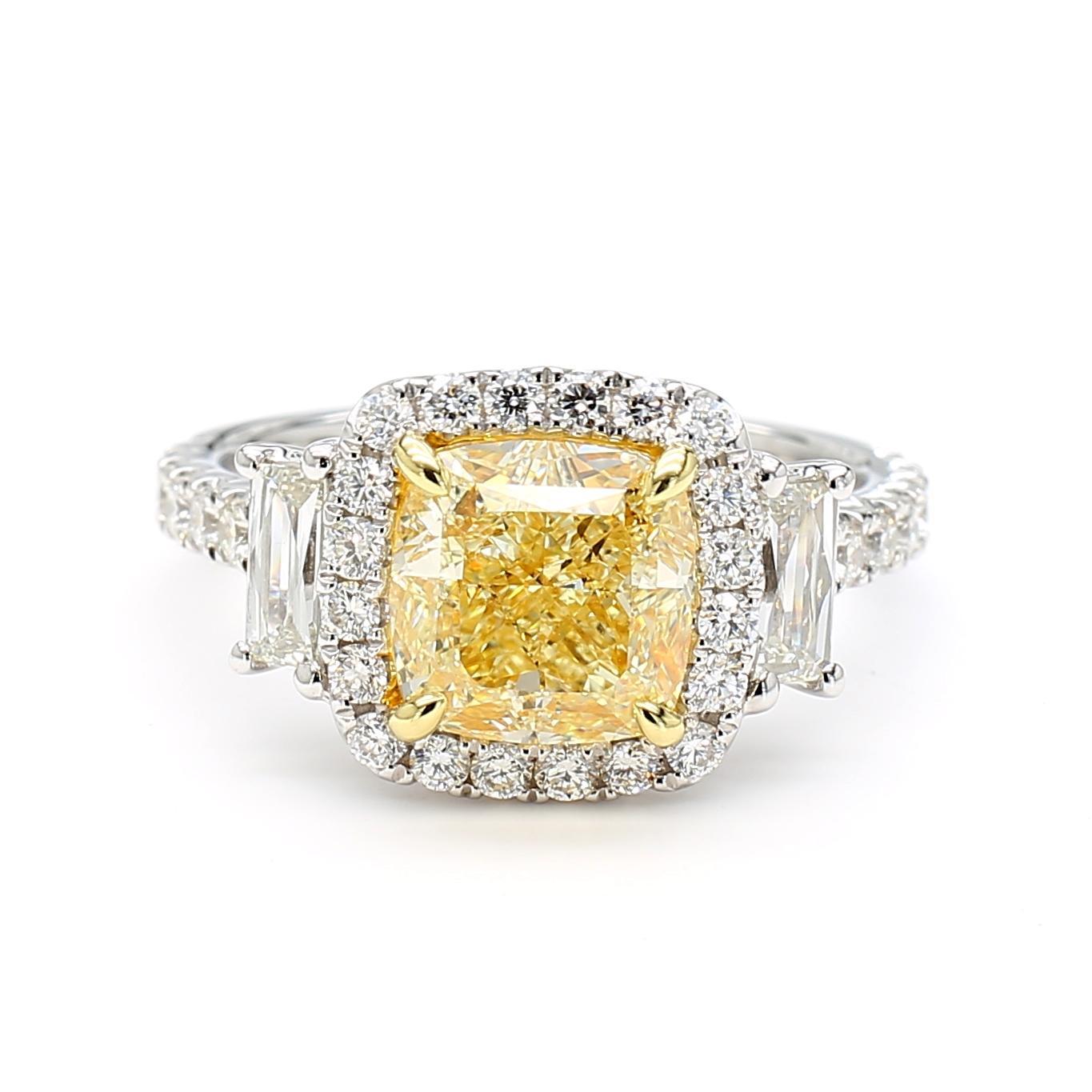 Contemporain GIA Certified Natural Yellow Cushion Diamond 4.05 Carat TW Gold Cocktail Ring en vente