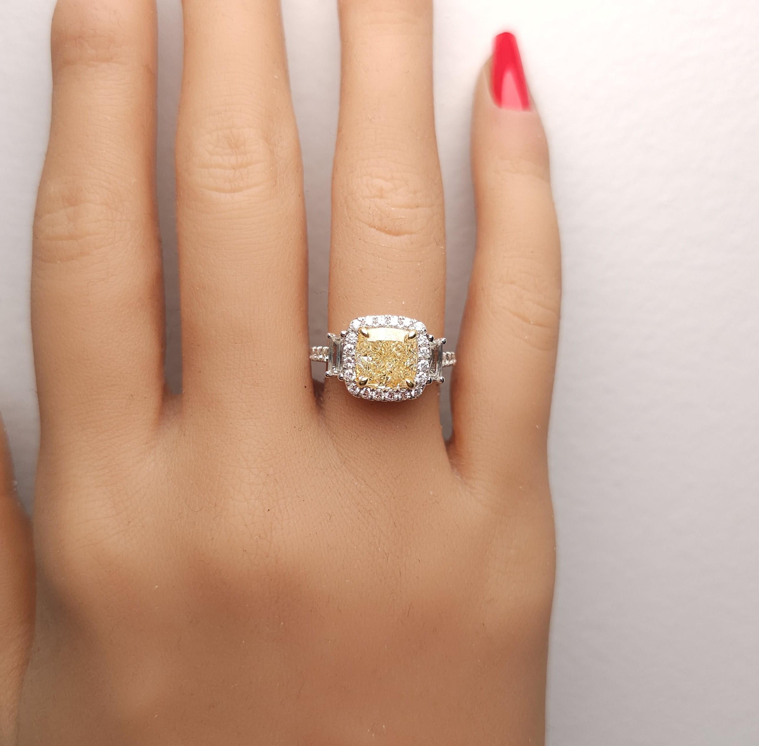 GIA Certified Natural Yellow Cushion Diamond 4.05 Carat TW Gold Cocktail Ring Neuf - En vente à New York, NY
